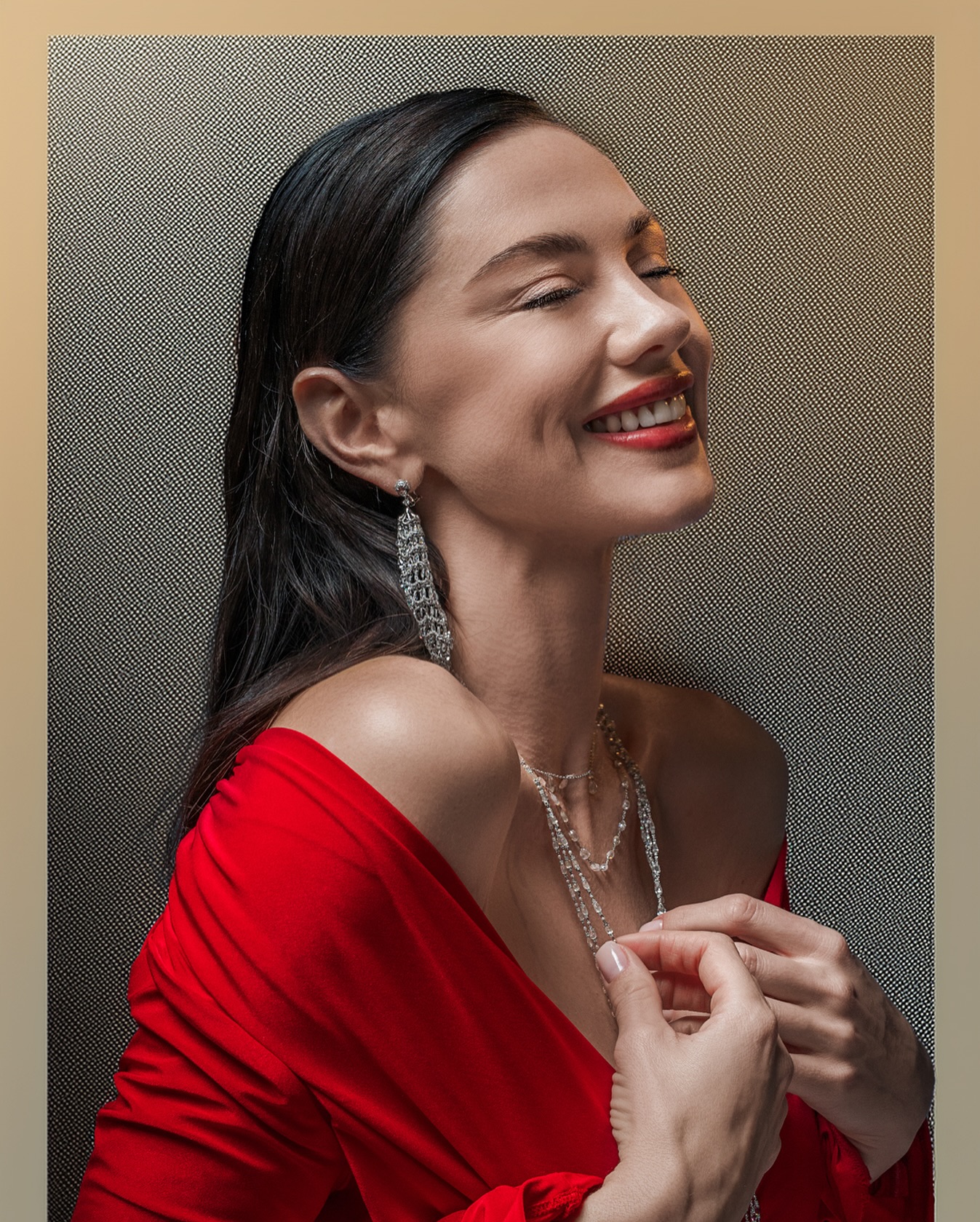 A smile, a sparkle, a frame that needs no filter.
#DilaExclusive #LuxuryJewelry #HighJewelry #DiamondDetails #ArtOfElegance