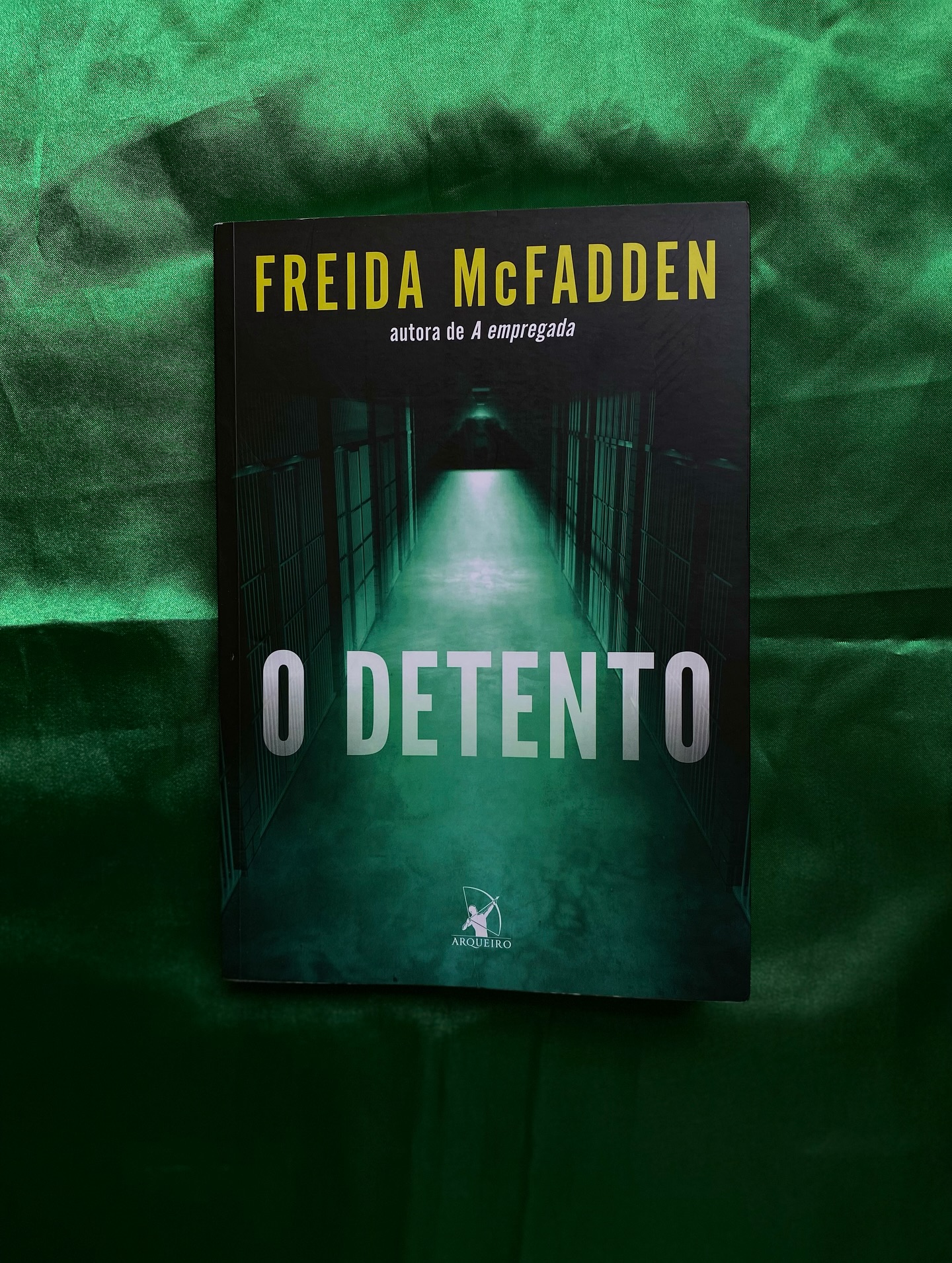 O DETENTO - FREIDA McFADDEN
Nota:⭐⭐
O Detento foi o primeiro livro que li da escritora norte-americana, Freida McFadden, autora do Best-Seller A Empregada. Já tinha ouvido ótimas indicações sobre a escritora, porém O Detento não me cativou como gostaria. Nem foi a história em si, mas a personagem principal, Brooke Sullivan.
Tudo gira em torno de um acontecimento de 10 anos atrás, de onde a história se passa. Brooke com os seus 17 anos, namora Shane Nelson, o garoto mais popular da escola e o principal jogador do time de Futebol. Quando a mãe de Shane precisa fazer uma viagem e deixa a casa aos cuidados do filho, ele vê uma ótima oportunidade de fazer uma pequena festinha, entre: Brandon, seu melhor amigo e também jogador de futebol que por conveniência namora Chelsea, melhor amiga de Brooke.
Como a noite não poderia ficar melhor, Brooke convida o seu outro melhor amigo, Tim Reese, o qual teria uma paixonite por ela desde crianças, e Chelsea decide chamar Kayla, que tem uma queda por Tim. Pronto, está tudo perfeito, a armação primorosa para uma trágica noite, onde somente Brooke Sullivan, Shane Nelson e Tim Reese iriam sair vivos e Shane com a condenação perpétua por matar três adolescentes.
Após 10 anos, Brooke volta a sua cidade natal para ficar com a sua casa de infância, herança que os seus pais deixaram para ela após a morte. E para trabalhar no presídio onde o homem que cometeu a sua tentativa de assassinato está cumprindo pena. Sem esquecer o detalhe de que ele é o pai do seu filho, mas ele não sabe desse detalhe, na verdade, ninguém da cidade sabe. Ela acaba encontrando o seu antigo melhor amigo, Tim, que também viveu aquela noite de puro desespero e acabam se aproximando.
Mas com a convivência no presídio, Brooke percebe Shane um pouco diferente, e começa a se questionar referente às suas acusações de 10 anos atrás. Será que o seu melhor amigo Tim poderia matá-la?
Leia a resenha completa no blog, o link está na Bio.
#resenha #odetentofreidamcfadden #odetento #freidamcfadden #suspense #morte #jovem #prisão #resenhaliterária #editoraarqueiro #feed #book #bookinstagrammer #bookstagrammer #livrosdesuspense #livros #bookinstabr