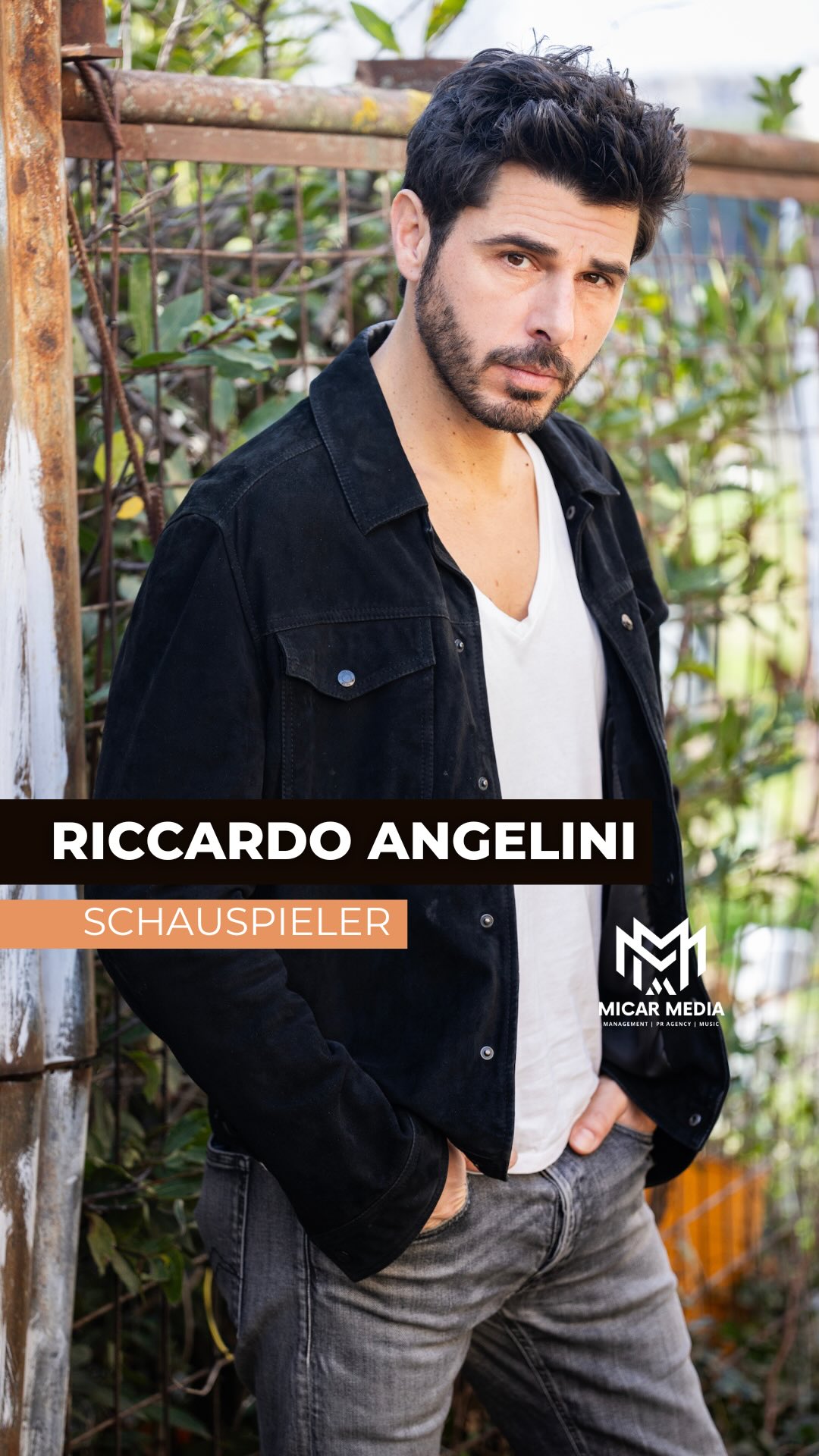 Riccardo Angelini bringt mehr mit als Text und Timing:
In @alleswaszaehlt begeistert er seit 2024 als Matteo Borazio – Vater, Koch, Cafébesitzer. Eine Rolle, die ihm auf den Leib geschrieben ist.
Vom gelernten Maurer zur Daily-Hauptrolle – ein Werdegang mit Haltung, Herz und echtem Handwerk.
📺 Täglich auf @rtl_de und bei @rtlplus. Und täglich ganz bei sich.
Mehr dazu auf unserer Website – Link in der Bio.
Folgt ihm für exklusive Einblicke: → @riccardo_angelini_actor
Foto: @aufderwolke.fotostudio
@andreaciccale
#MICARMEDIA #RiccardoAngelini #AllesWasZählt #AWZ #MatteoBorazio #RTL #DailyDrama #EchtImSpiel #Charakterdarsteller #HandwerkTrifftHerz