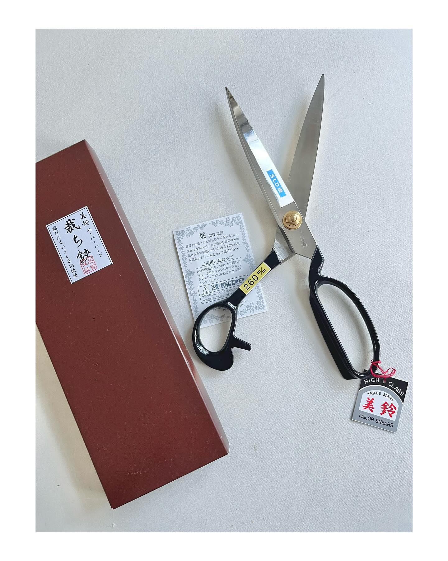 Lucky little me! I was gifted fancy Japanese shears by my other half, hand delivered directly into my lap straight from Tokyo! ✂️ Whoop whooop! They are beautiful and cut through thick fabric like a knife through butter. Fabulous!
They are the perfect tonic to get over the fact that Summer is now over 😢 It went so fast!
I had a bit of a social media detox which was wonderful and so relaxing,but I’m back on it now!
#softfurnishings #softfurnishing #windowtreatment #windowtreatments #toolsofthetrade #shears #scissors #fabricscissors #sewing #sewingtools #smallbusiness #local #bespoke #handmade #custommade #madetomeasurecurtains #romanblindmaker #maker #makers #southlondon #southwestlondon #wandsworth #tooting #balham #earlsfield #battersea #clapham #fulham #wimbledon #balhammums