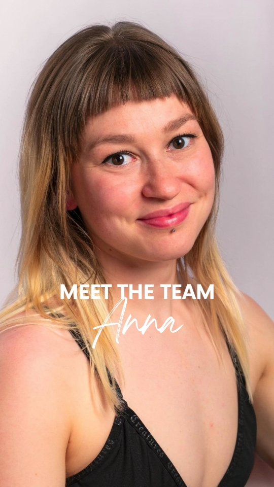 🎥 Lerne Anna kennen – deine SPIN‑UP Trainerin ✨
Anna hat im Pole Dance den Tanzstil gefunden, der sich für sie richtig anfühlt – elegant, kraftvoll und voller Flow. Ihre Leidenschaft gilt besonders dem Spinning Pole und dem Tanz um die Stange in Heels. Am Unterrichten liebt sie es, wie jede Stunde ihr neue Energie schenkt – und sie mit einem Lächeln nach Hause gehen lässt. Lass dich von Annas Begeisterung anstecken und erlebe, wie Pole Dance dich stark, selbstbewusst und glücklich macht.
💚@annaleonie__
#poleart #poletricks #polefitness #polelife #polecommunity #spinuppoledance #poledanceBern #heelsdance #spinningpole