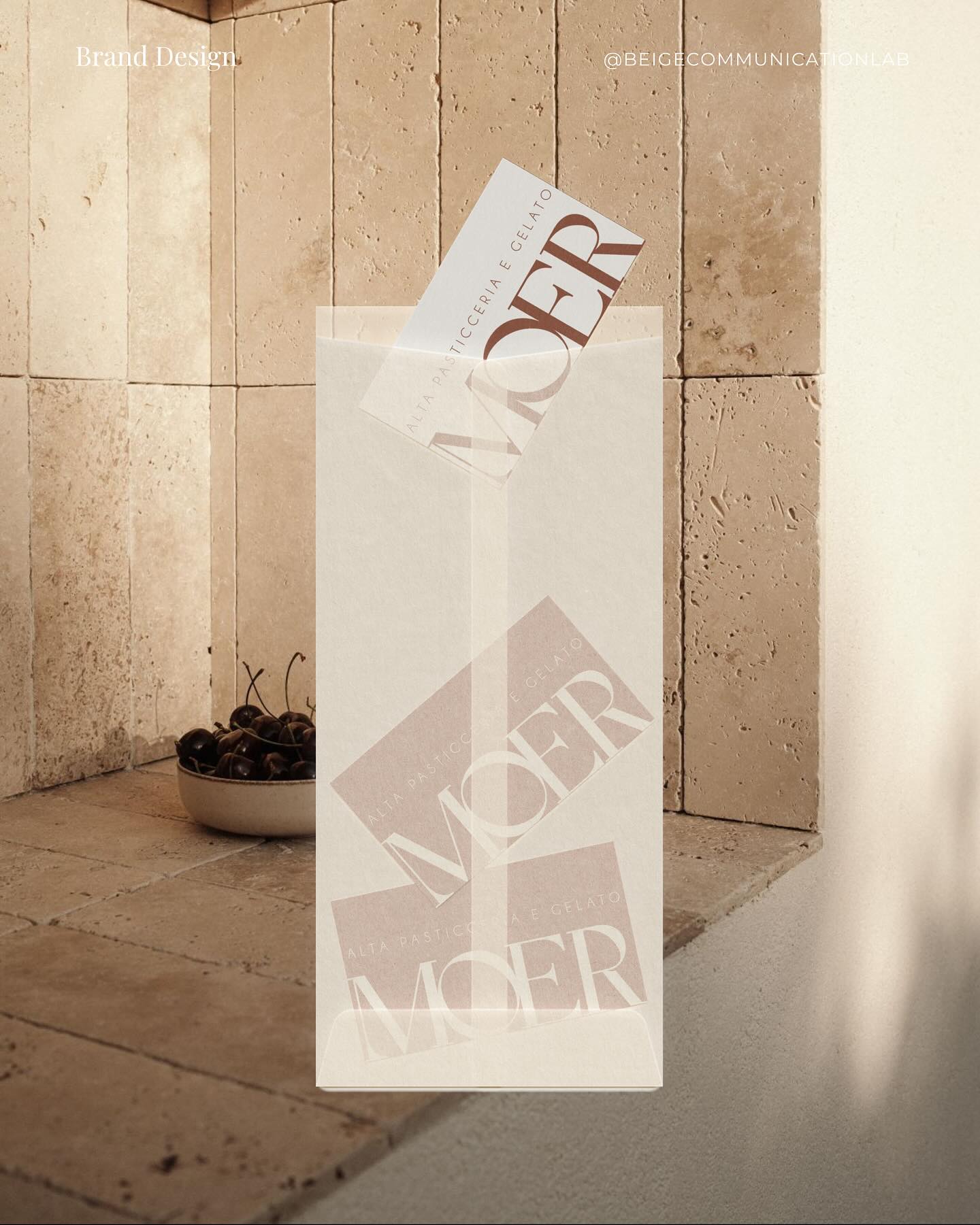 Dare un nome, costruire un’identità, definire ogni dettaglio 🍦
Per Moer – Alta Pasticceria e Gelato abbiamo curato naming, branding e packaging, sviluppando un concept che evoca eleganza, calore e natura.
Terracotta e crema, con cenni di ebano e verde foresta, diventano il filo conduttore di un brand curatissimo e raffinato, pronto ad accogliere presto i suoi ospiti in Abruzzo.
In Beige progettiamo brand, web design e campagne su misura, con la cura di un'agenzia boutique.
☕️ Se sei pronto a fare il salto di qualità, contattaci tramite il link in bio!
______
client: @moer_lanciano
design: @beigecommunicationlab
#beigecommunicationlab #communicationdesign #branding #brandyourbusiness #immaginecoordinata #logo