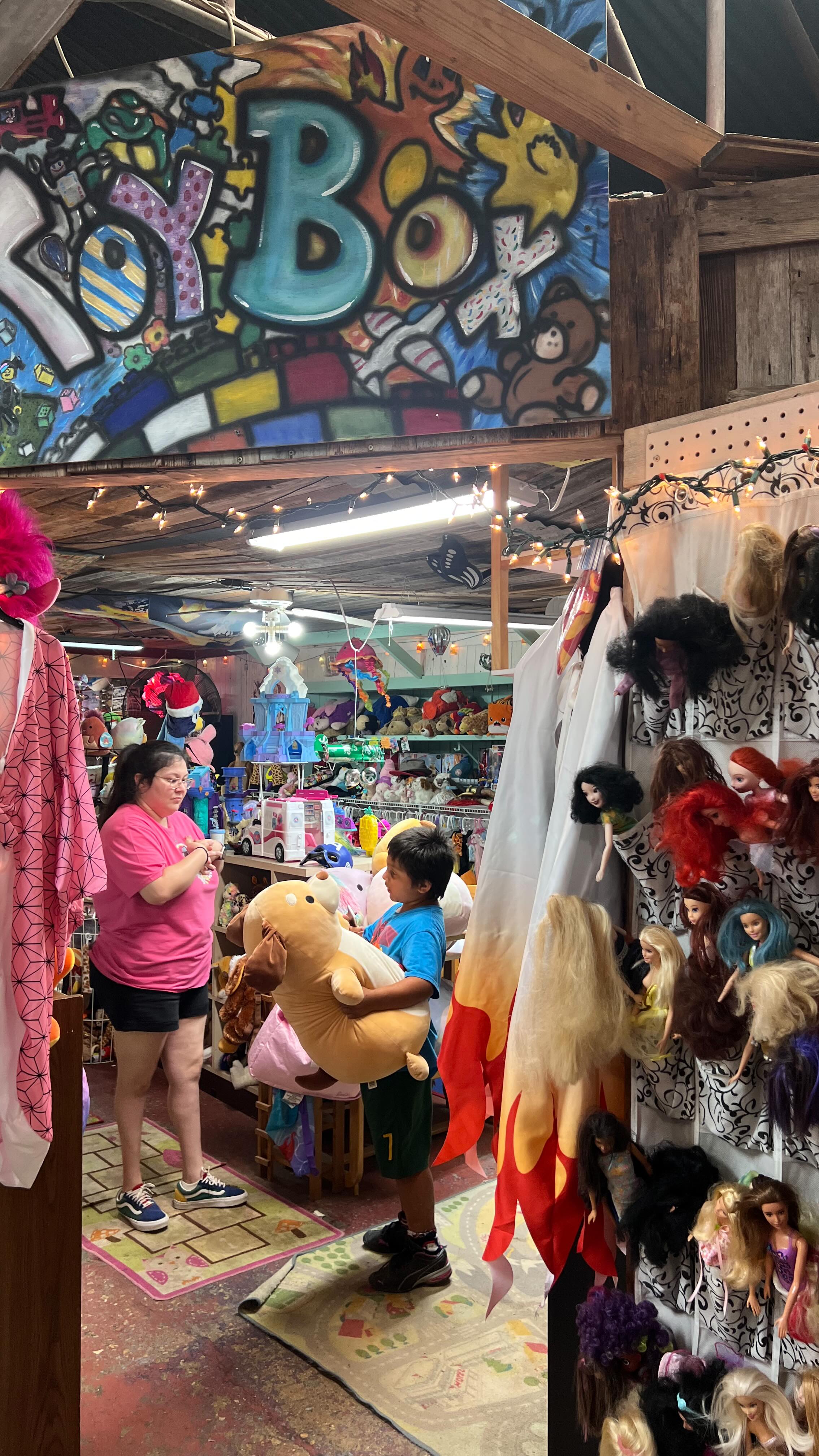 Lunch, drinks, paletas, and toys galore. Need an excuse to get the kids out of the house? Grab a wagon or umbrella and head over! Every Saturday and Sunday ☀️
.
.
.
#familytime❤️ #familyfriendly #stufftodoinaustin #weekendfun #weekendplans