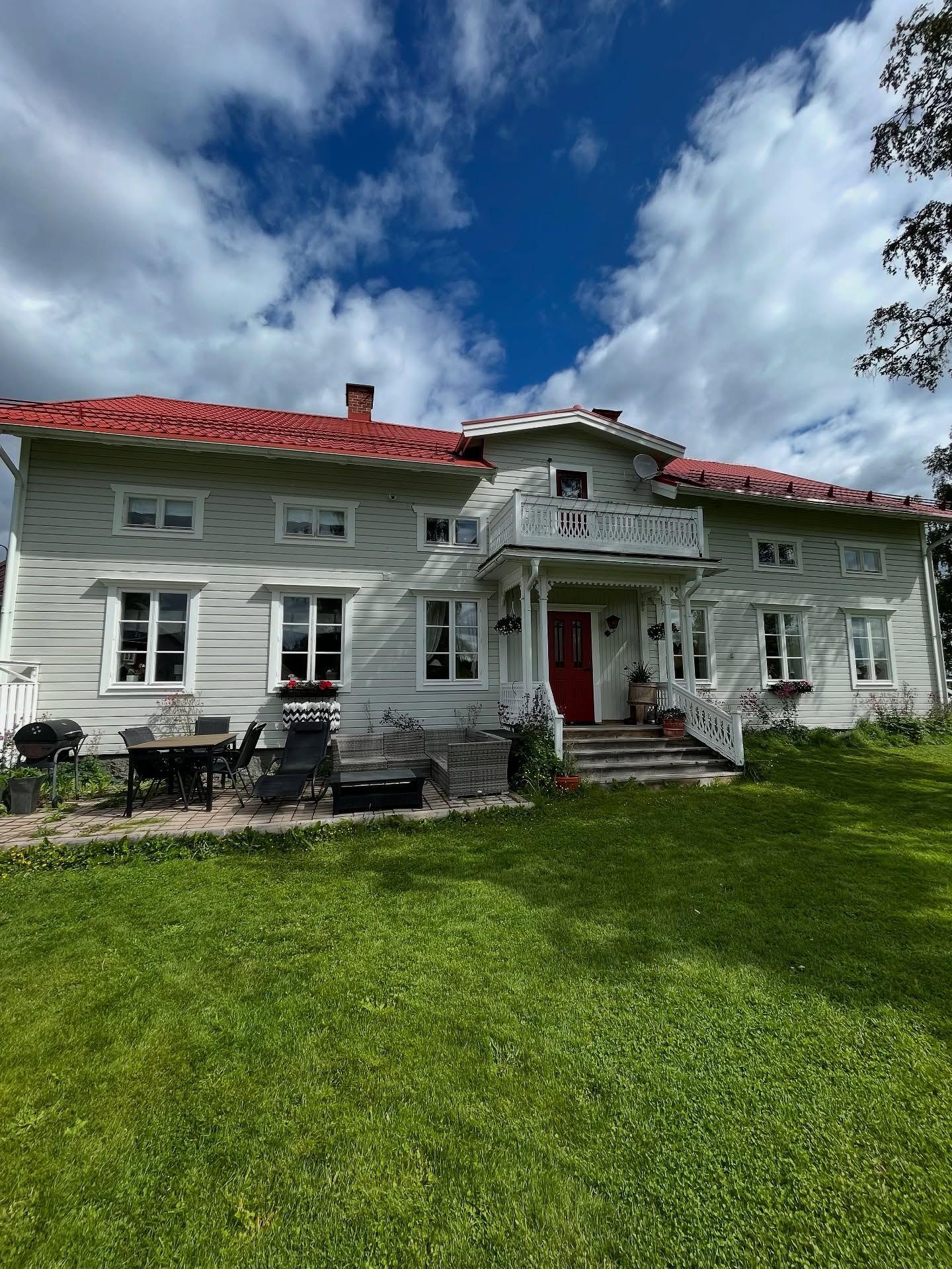 Här har det renoverats många fönster i sommar. Väldigt idylliskt ställe🙂 Det är kopplade 2+1 fönster och det var bara den yttersta fönsterbågen som var i behov av renovering. Då kan man ta med den yttre och lämna kvar den inre som skruvas fast i karmen. På så sätt märks det knappt av att en fönsterrenovering pågår😉
#fönster #fönsterrenovering #östersund #jämtland #linoljefärg #morinsfönsterhantverk