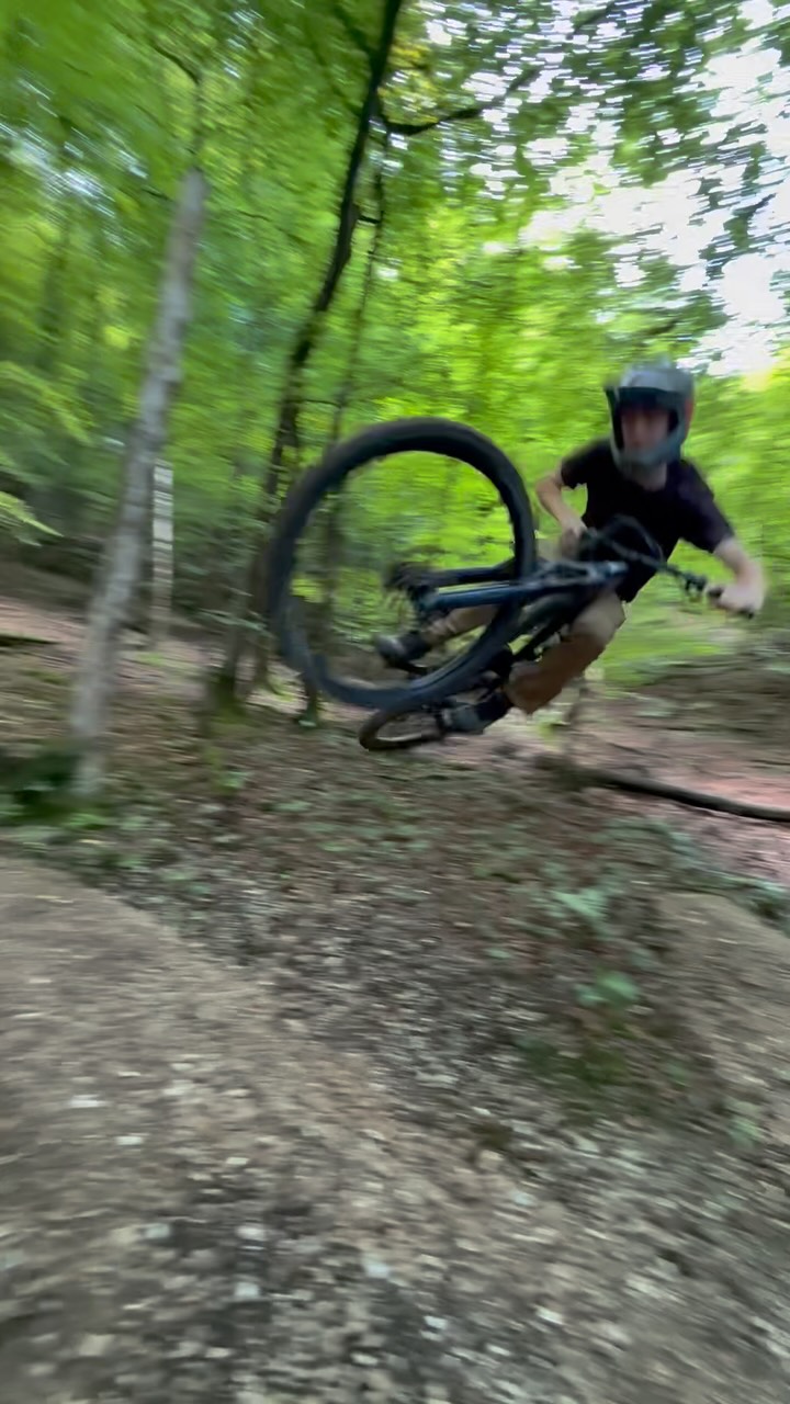 Another new and revitalised section of Darkside getting tested by the Trailcrew.
This classic ‘G-Out’ section has received some much needed attention and a touch of extra spice before the @britishcycling southern champs this Sunday.
If you haven’t booked already visit the @britishcycling website and get your southern champs ticket now 🤘(uplift included for practice and race!)
#okefordhillbikepark #uplift #bikepark #britishcycling #southernchamps