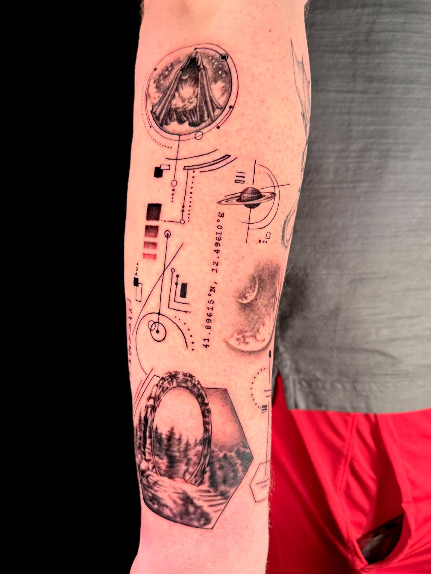 Started this sci-fi/fantasy sleeve for Josh back in April! This was my first official “professional” tattoo the day I graduated my apprenticeship :) 
Thank you for the trust @taco_josh00 🙏🏼
#tattoos #tattooartist #arizonatattoo #arizonatattooartist #femaletattooartist #finelinetattoo #fantasytattoo #scifitattoo #blackandgreytattoo #stargatetattoo