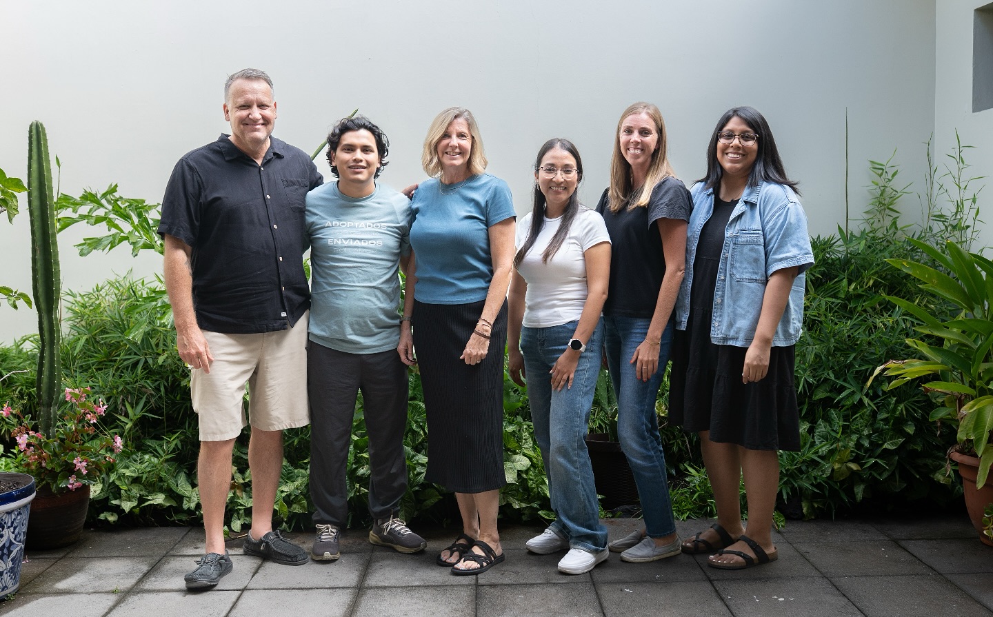 ¡Our Team!
We talk a lot about our great team and today want to take a moment to recognize them!
Every day, each one puts in so much work on developing the program, writing curriculum, improving communications, design work and planning, fundraising and needed technology details!
On top of all that, we have weekly meetings and trainings on necessary topics of trauma care, biblical mentoring, etc.
But the best part is the heart of each one! Each one on this team comes not only with amazing experience and skill sets, but also a passion and commitment to the mission and vision of Casa de Gracia. Each one works every day as if the work they are doing is for their own sister or daughter and as unto the Lord.
A few team members that do more ‘behind the scenes ‘ work are not pictured here but we are truly grateful for them!
¡We praise the Lord for our Team!
¡Hablamos mucho de nuestro gran equipo y hoy queremos tomarnos un momento para reconocerlos!
Todos los días, cada uno trabaja mucho en el desarrollo del programa, la redacción del plan de estudios, la mejora de las comunicaciones, el trabajo de diseño y planificación, la recaudación de fondos y los detalles tecnológicos necesarios.
Además de todo eso, tenemos reuniones y capacitaciones semanales sobre temas necesarios de ser cuidadores del trauma, Mentores bíblicos, etc.
¡Pero la mejor parte es el corazón de cada uno! Cada uno de los miembros de este equipo viene no solo con una experiencia y habilidades increíbles, sino también con una pasión y un compromiso con la misión y visión de Casa de Gracia. Cada uno trabaja todos los días como si el trabajo que están haciendo fuera para su propia hermana o hija y como para el Señor.