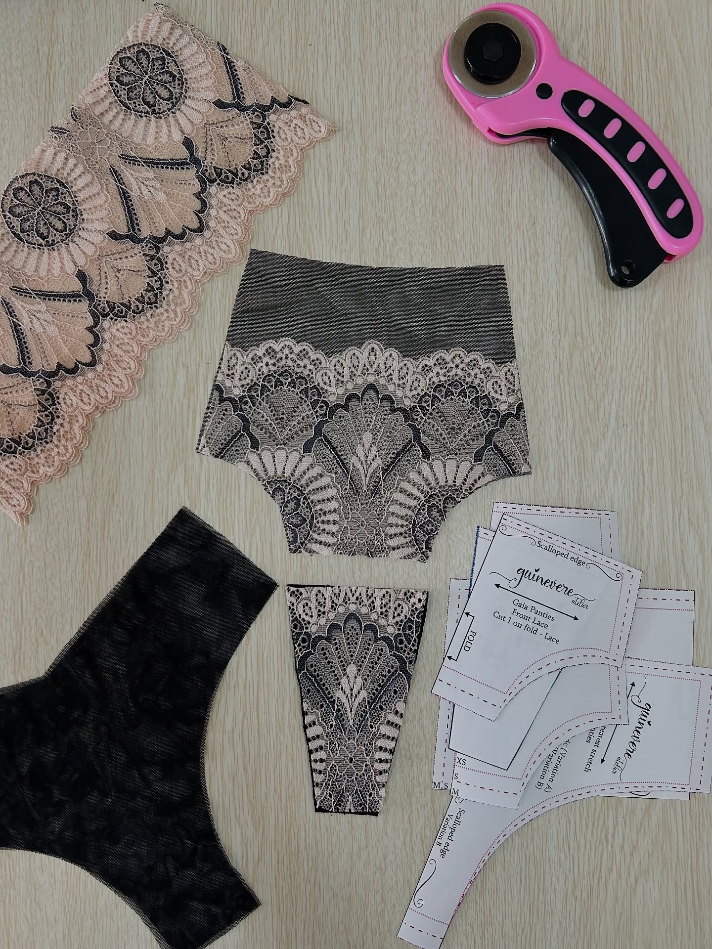 Sharing some photos from the Gaia Panties sewing process ✂️🪡
Here I’m making Variation A: the back is folded into a double layer, so there’s no elastic at the back. This is my go-to thong style, because back elastic tends to bug me, and this finish feels much more comfortable.
If you want to sew yours, the pattern is free. You can download it through the link in my bio ✨