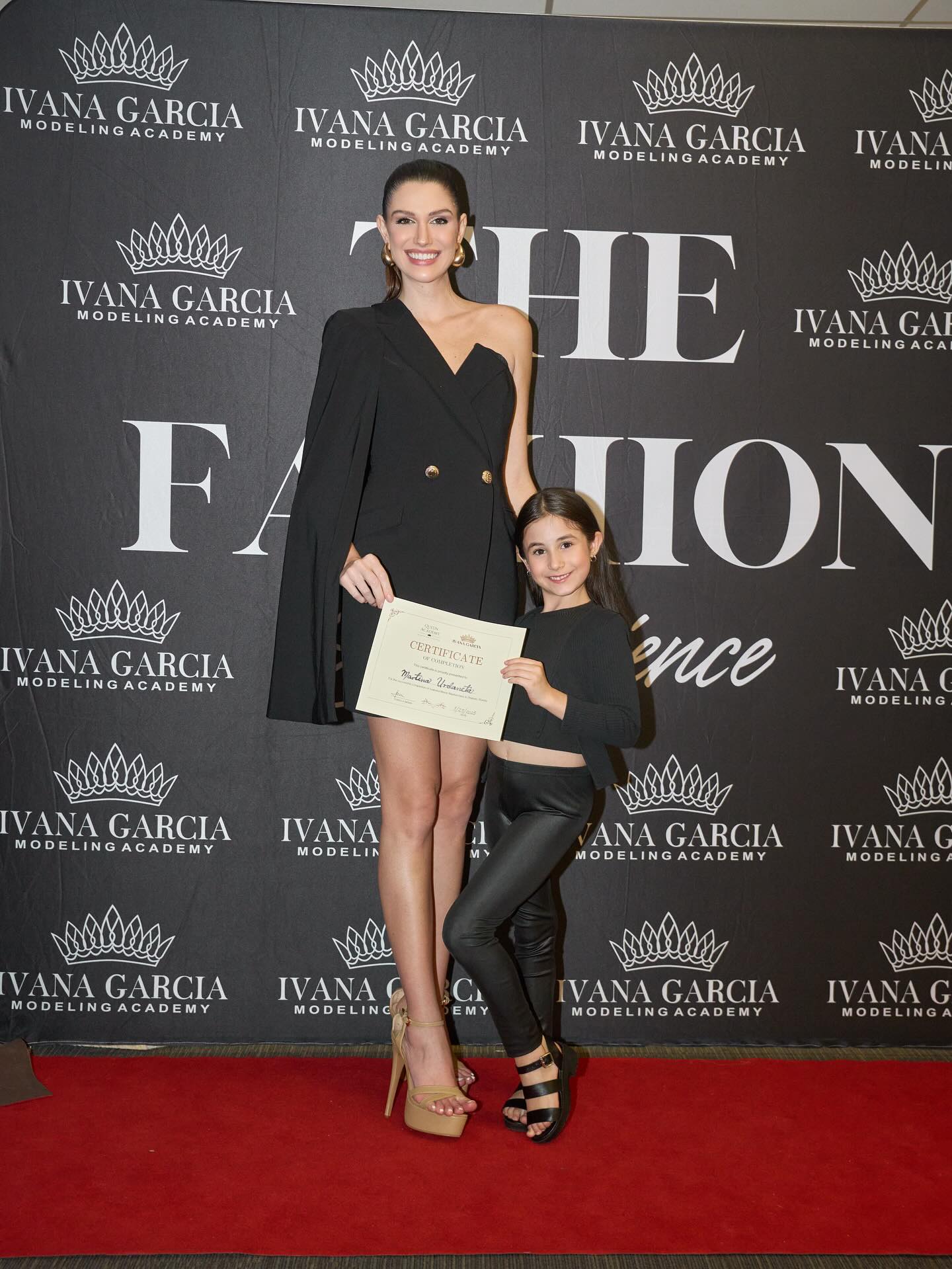 Thank you to the amazing queens who showed up in our Masterclass in the USA. 🇺🇸 Your presence is a reminder of the power of sisterhood, women uplifting women, and conquering every challenge together. 🌟
And a special thank you to @ivanagarciaacademy for welcoming me and making it all possible. 🩷