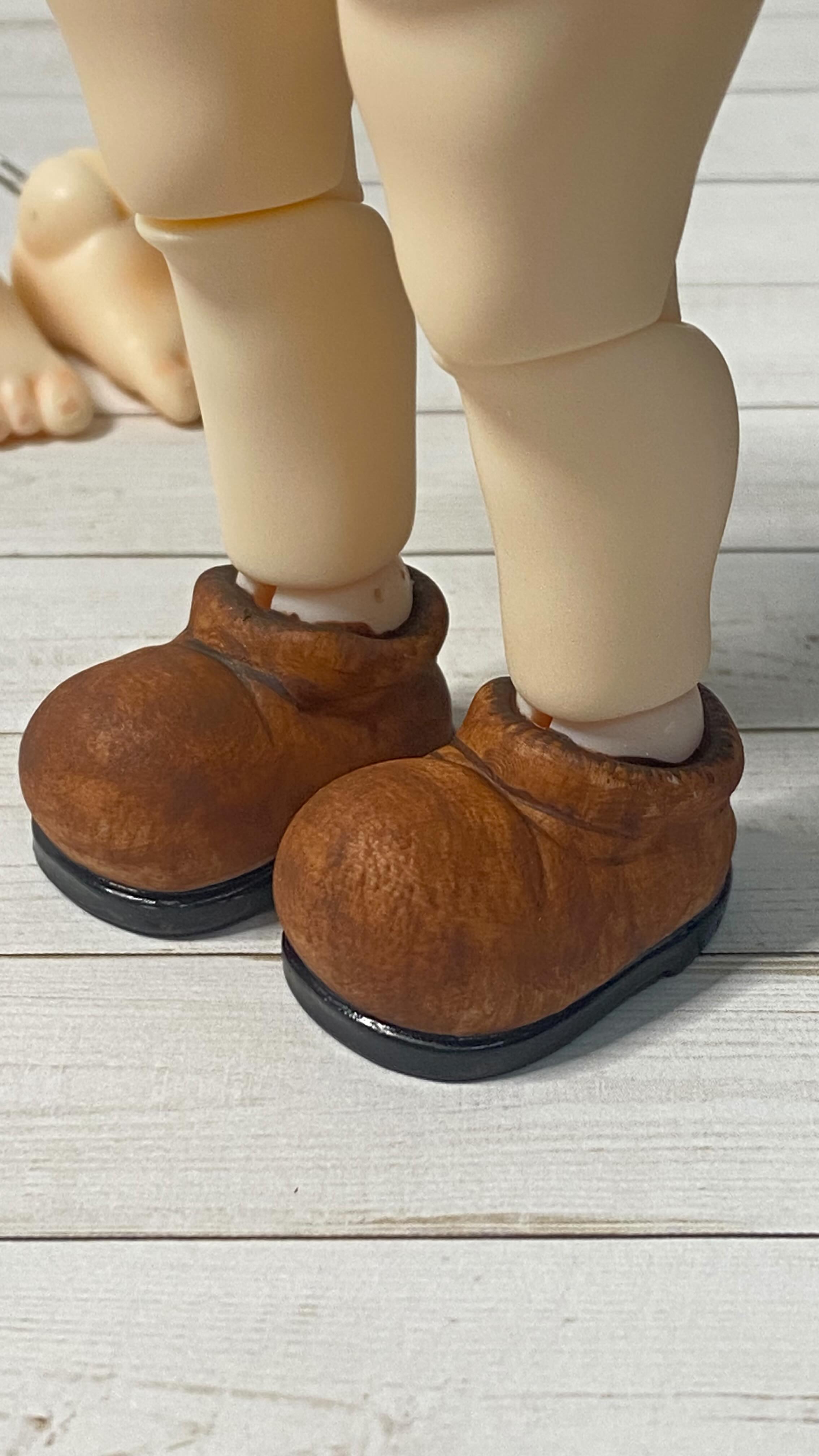 3d printed shoes for Froggy, every detail carefully designed, down to the leather texture. This is the first trial so there is plenty of room to work with, but overall I think it could work. Who wouldn't like a doll with a lot of accessories?