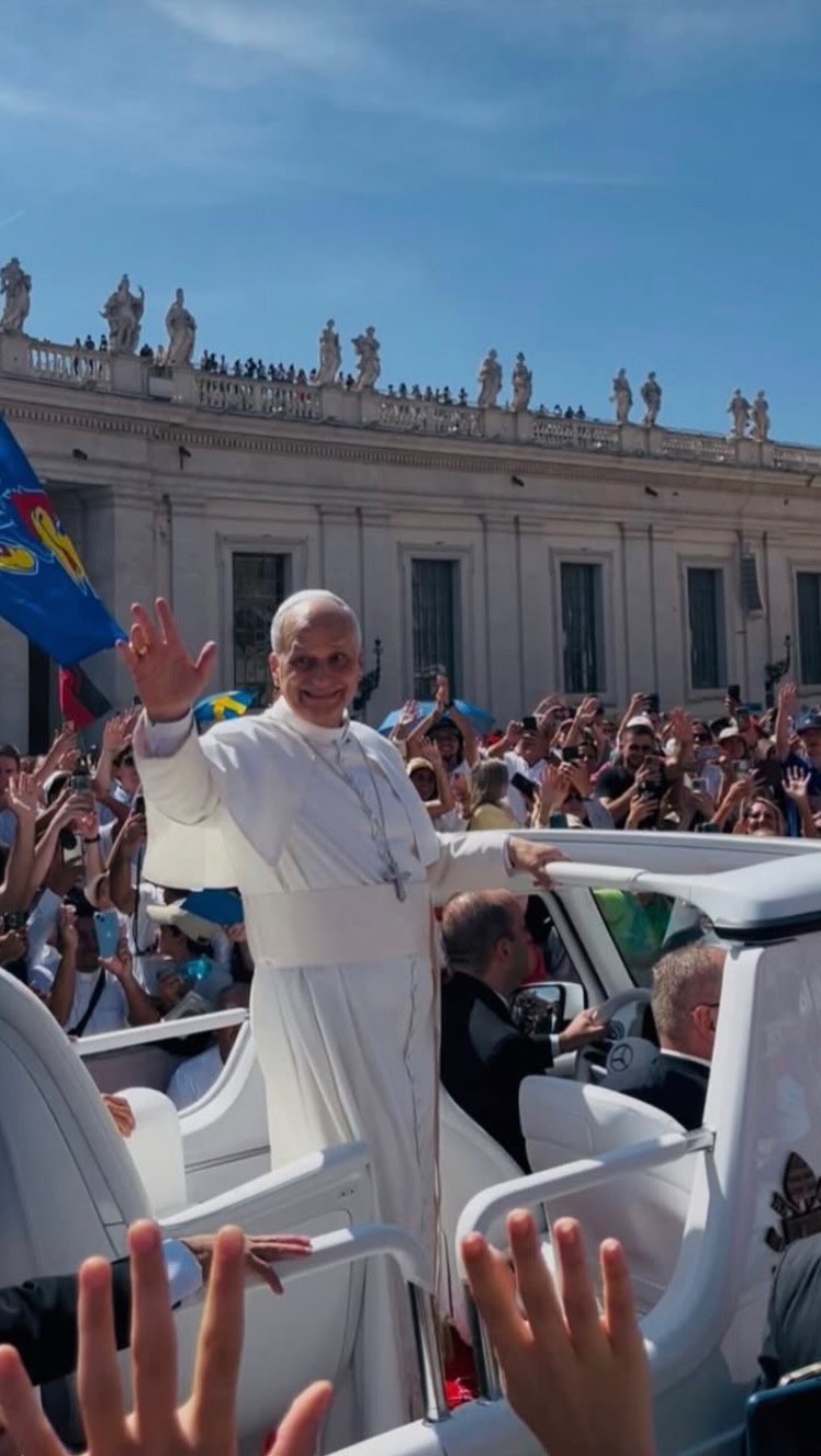 ROMA ⭐️ WEEK-END HISTORIQUE
🤌Pier Giorgio Frassati et Carlo Acutis ont été déclarés saints par le Pape Léon XIV !
🍦 Nous avons vu le Pape à l’audience et à la Messe de canonisation, passé la porte Sainte, vu le Prélat de l’Opus Dei, visité Rome, diné à base de pizza et de gelati …
🚀 Un voyage mémorable, et un groupe formidable !