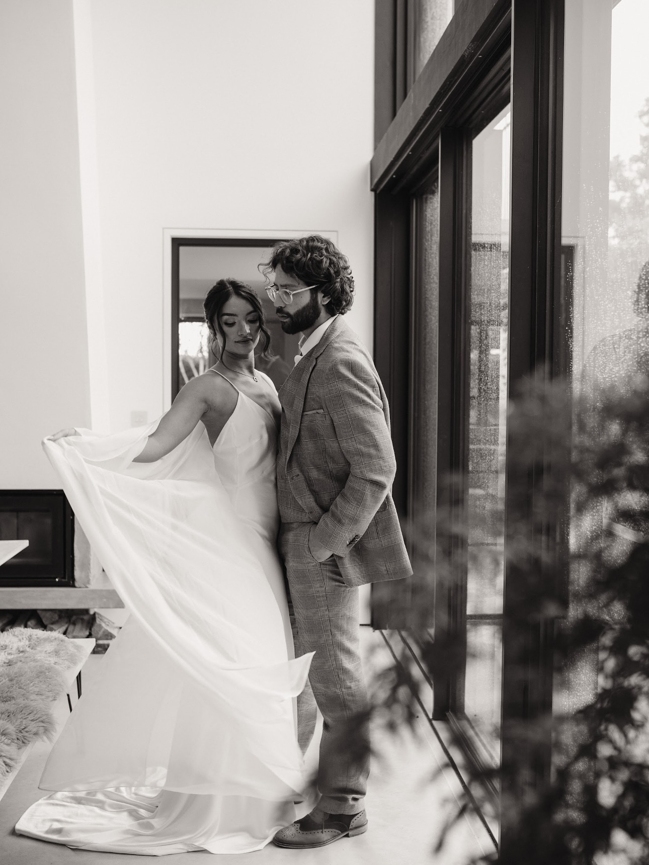 Autumn 🍂 + Winter ❄️ weddings aren’t just cozy—they’re pure magic.
Think jewel-tone florals against candlelit barns, grand halls glowing with fairy lights, or intimate woodland lodges dressed in velvet and gold. 🕯✨
Swap summer fizz for mulled wine, hot toddies, or spiced cider; trade strawberries for sticky toffee pudding and roasted chestnuts. 🥂🍎
Rich palettes, hearty menus, and venues that embrace the season—proof that love doesn’t need sunshine to sparkle. 💍✨
Planner & Stylist @keshiracreativeevents
@hammetts_kitchen_catering
@kloemayphotography
@id_makeup_hair_beauty
@estelleandyounes
@copperandmossbotanics
@moznabijewellery
@thewatershed_granddesigns
#WinterWeddingGoals #winterwedding #weddinginspiration #weddingpodcast #wildlywed #weddingplanning