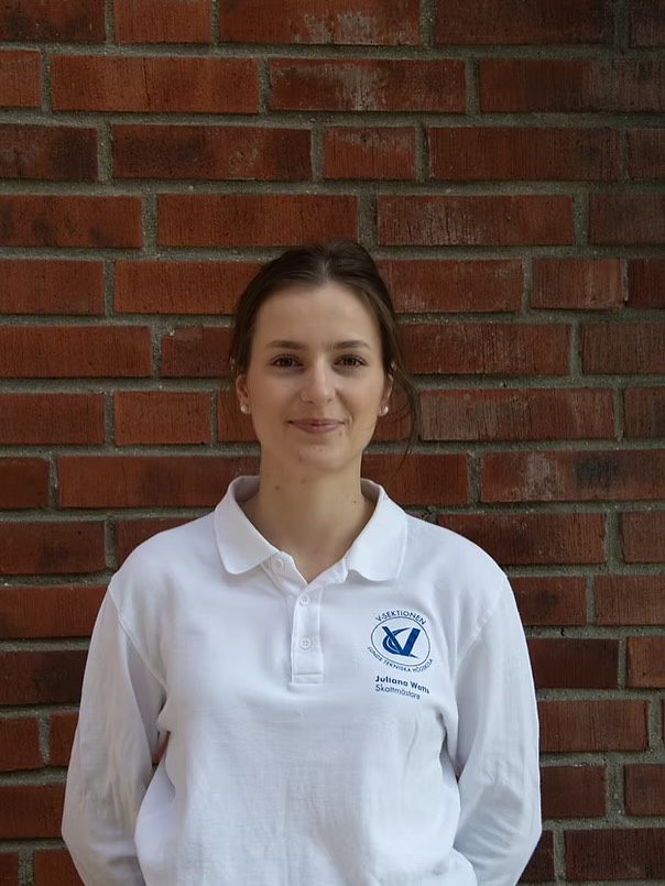 Skattmästare Juliana Watts
Hej! Juliana heter jag och sitter som Skattmästare på sektionen. Min roll under året är att sköta sektionens ekonomi, se till att bokföringen blir gjord, ta fram en budget och att det finns pengar till allt det roliga vi vill göra tillsammans med er blivande V-sektionister! Som Skattmästare är man dessutom ordförande för Skattmästeriet, ett litet utskott som inte syns särskilt mycket utåt men som är ytterst viktigt. I utskottet får man chansen att lära sig mer om företagsekonomi i praktiken vilket är otroligt lärorikt! Vill du höra mer om sektionens ekonomi så nås jag enklast via skattm@vsek.se, alternativt på kaffepaus i Cafét!
-Vilken är din favorit-Vincent?
BabyVincent