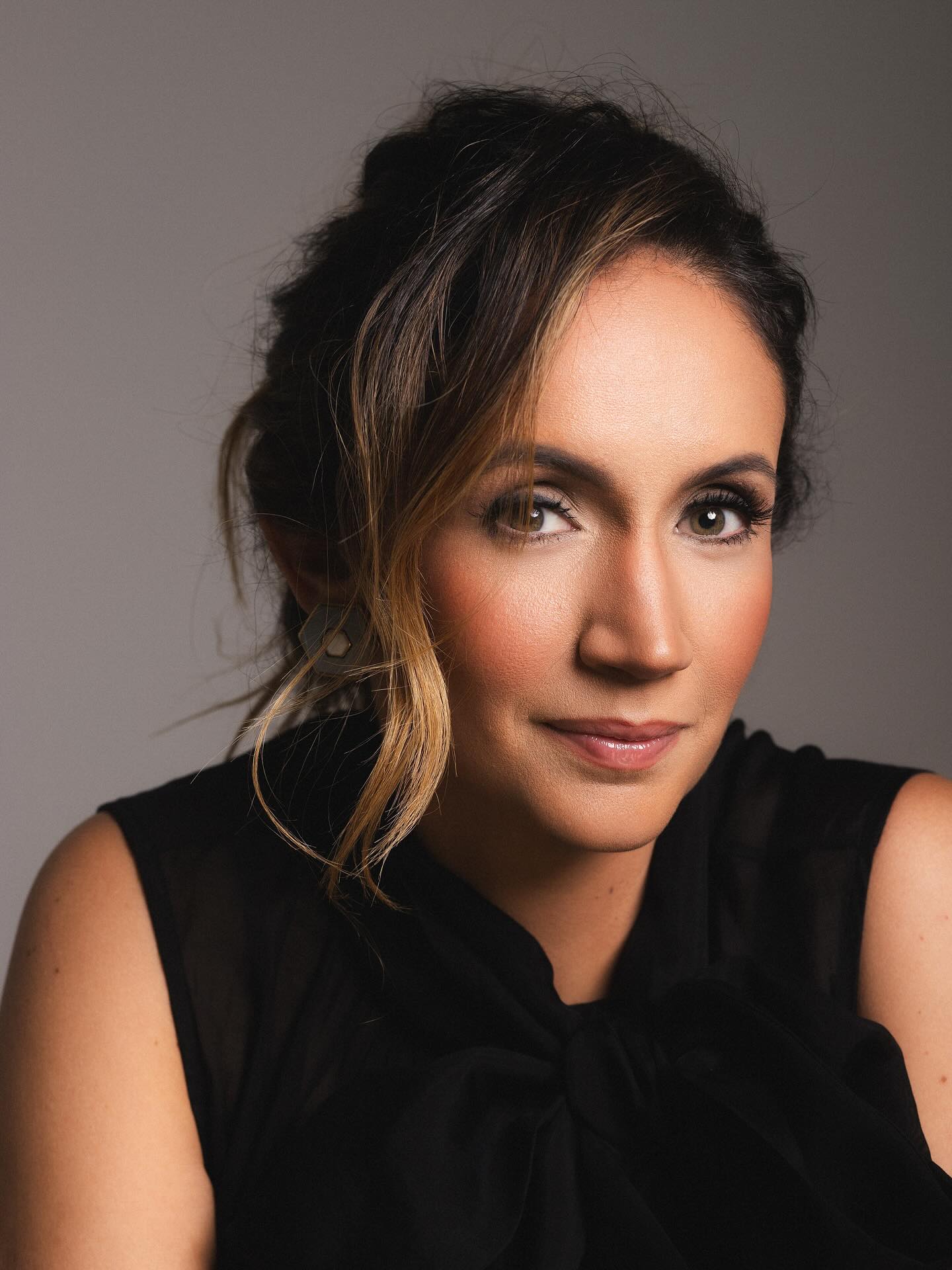 ✨ 01 de setembro é o dia do Endocrinologista ✨
Hoje celebro a escolha de uma especialidade que fala sobre equilíbrio.
A endocrinologia me encanta porque os hormônios estão em todos os cantos do corpo, conectando órgãos, funções e emoções. O endocrinologista é justamente esse profissional que olha o paciente como um todo e consegue unir diferentes tratamentos, sempre com a missão de trazer harmonia para a saúde.
Desde que me formei, a ciência só reforçou essa beleza: descobrimos que músculos e tecido adiposo também são órgãos endócrinos, aprendemos mais sobre a ação dos hormônios a distância e vimos tratamentos evoluírem de forma impressionante — especialmente no cuidado do diabetes e da obesidade.
Outro papel fundamental da endocrinologia está no cuidado da saúde feminina. A menopausa e a perimenopausa são fases de grandes transformações hormonais e metabólicas, que aumentam o risco de doenças como diabetes e obesidade. O endocrinologista tem a missão de orientar, acompanhar e oferecer tratamentos que promovam equilíbrio, qualidade de vida e prevenção de doenças do envelhecimento. Ainda falta acesso e informação para muitas mulheres nessa fase, e nós temos muito a contribuir para mudar essa realidade.
Ainda há muito a fazer, principalmente em medidas de saúde pública, incentivando alimentação saudável, prática de atividade física e acesso ao tratamento. Mas é uma alegria estar nesse caminho, lado a lado com os pacientes, ajudando-os em sua jornada de cuidado e bem-estar.
💙 Ser endocrinologista é acreditar que cada detalhe importa e que o equilíbrio transforma vidas.
Parabéns ao colegas e as instituições éticas da qual tenho muito orgulho de fazer parte @sbemnacional @sbem.ms @theendocrinesociety