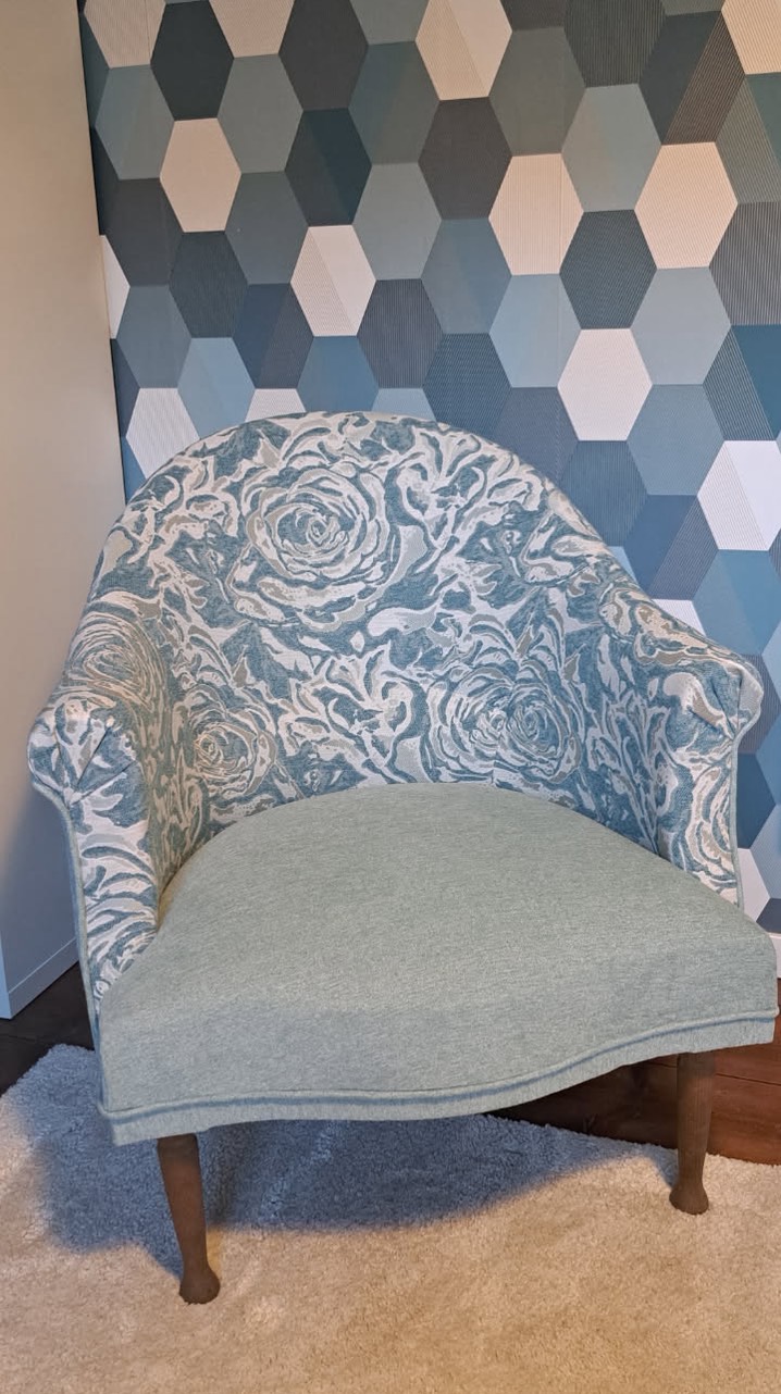 Changement de couverture pour ce petit fauteuil crapaud . Je suis toujours surprise de ce je trouve en dégarnissant . Tissu fleuri callao de chez @casaltissus
#tapissiere #hupholstery #artisanatfrançais🇫🇷 #artisanatdart
#tapissierdécorateurvalenciennes
#valenciennes #lille #mons #Denain #cambrai #saintamandleseaux
#trithstleger
#letempsdunemetamorphose
#letempsdunemetamorphose
#déco #tendance #tapissierdameublement #fauteuilcrapaud #crapaud #vintage #casal #passepoil