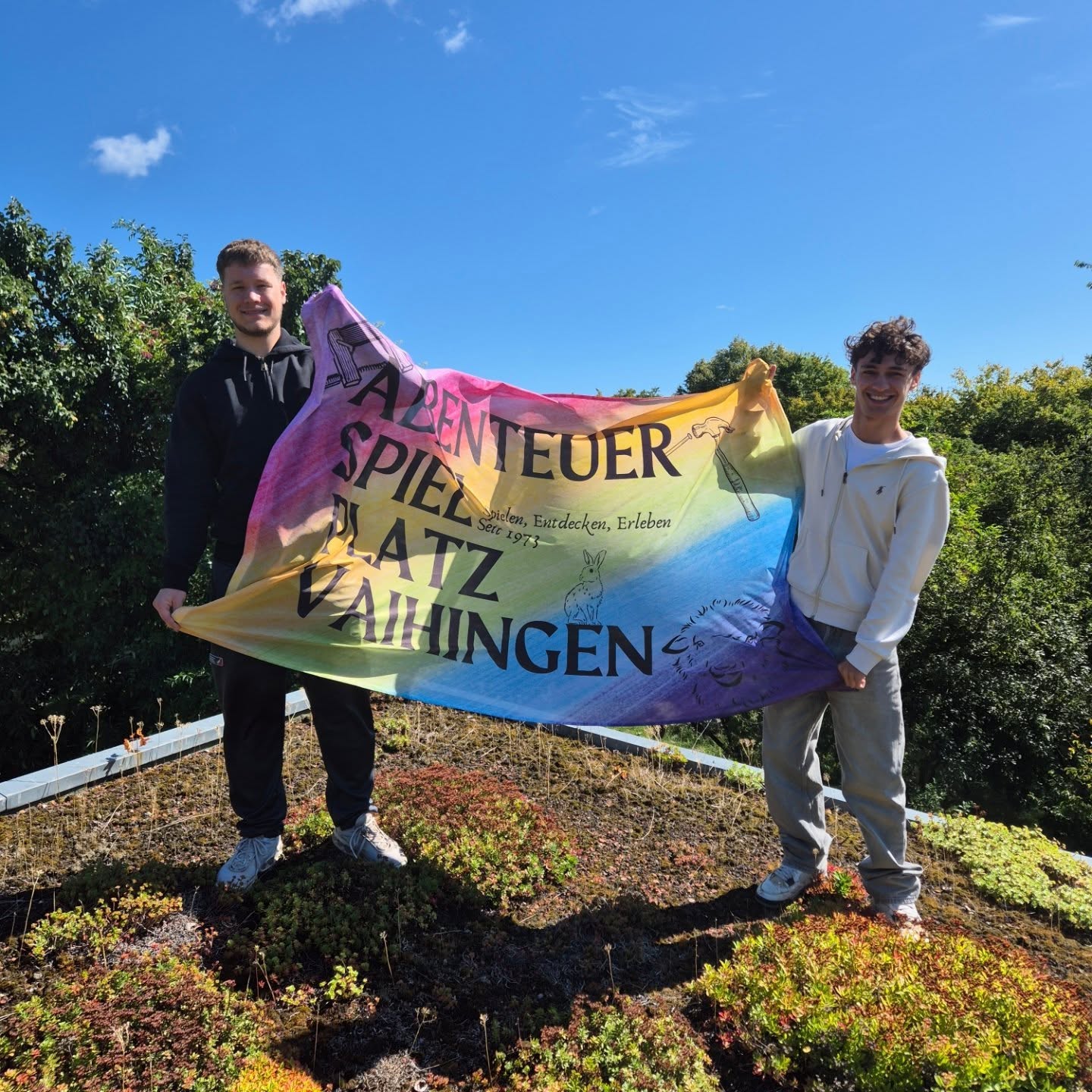 Heute verabschieden wir Tobi und Raul. Ein Jahr lang habt ihr mit angepackt, unterstützt, zugehört und jede Menge Herz eingebracht – dafür ein riesengroßes Dankeschön! 💛
Gerade für soziale Einrichtungen ist das Freiwillige Soziale Jahr unglaublich wichtig: Ohne diese Unterstützung wären viele Angebote und Momente für die Kinder gar nicht möglich. FSJler*innen sind eine große Hilfe im Alltag, bringen frische Ideen mit und machen den Platz lebendiger.
Danke, dass ihr Teil unseres Teams wart – ihr werdet fehlen! ✨
#abenteuerspielplatz #stuttgart #vaihingen #fsj #offenekinderundjugendarbeit