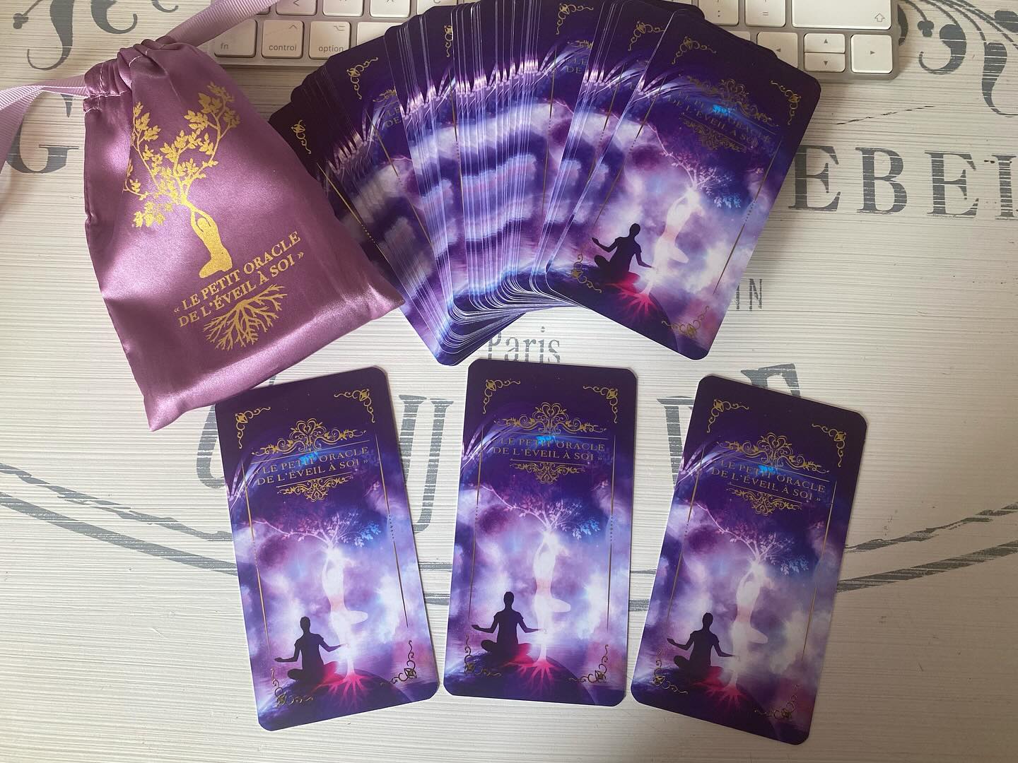 ✨ Un petit tirage à choix ça te dis 😉 Alors c’est par ici ➡️ Écoute-toi et laisse-toi guider vers la carte qui t’attire le plus. Puis, va lire sa description. Participe en commentaire si tu veux 😉😘Tirage issu de l’un de mes ouvrages « Le Petit Oracle de l’ÉVeil à Soi » à retrouver sur mon site ou bien sur ma boutique Etsy ( Lien dans ma bio) #oracle #mediumnite #cartomancy #fry #oracles #etsy #guide #developpementpersonnel