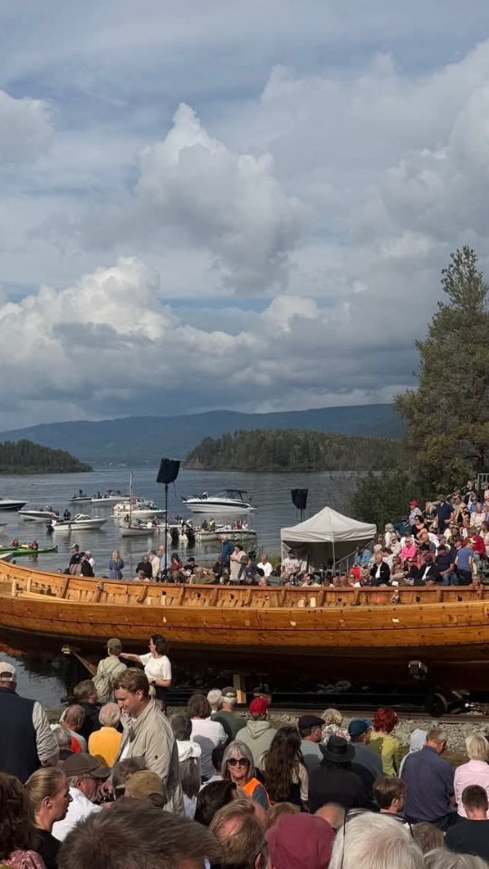 Launch and name ceremony for the Hardraade Viking ship. 🪓
It went off without a hitch thanks to all the hardworking and glorious volunteers we have.
The ships's official name is now "Dronning Åsta". This translates to "Queen Asta" and she lived here. She was also Harald Hardraade's and Olav the Holy's mother.
Video: Lars Jørgensen
#hardraadevikingship #dronningåsta #norway #vikings #holekommune