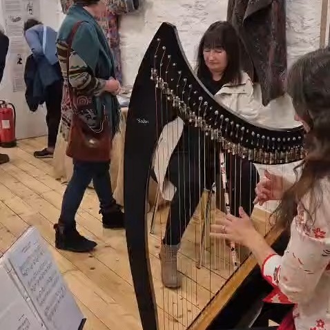 The #forgottenfleecetales exhibition is now open at its new home at @oldmillkillin. We had a lovely day setting up the pieces in this former tweed mill with its beamed ceilings and arched windows, and a delightful evening launch event, set to traditional music by @celineboissonharpist
#weaver #weaving #weaversofinstagram #fibreart #fibreartist #slowcraft #traditionalcraft #scottishwool #sustainablecraft #recycledwool