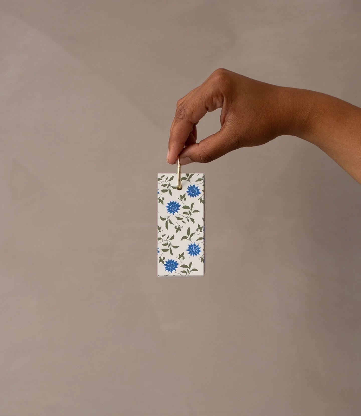 Rien ne se jette tout se récupére ! Ces petits blocs sont tous uniques ils sont réalisés avec nos chutes de papier ! Les couvertures comme les feuilles intérieures sont ensuite reliées avec un anneau en métal. On adore deja ce nouveau petit format.
📷 @elisejourdanphotographe
.
.
.
#poussieredesrues #serigraphie #papererie #paper #lyon
