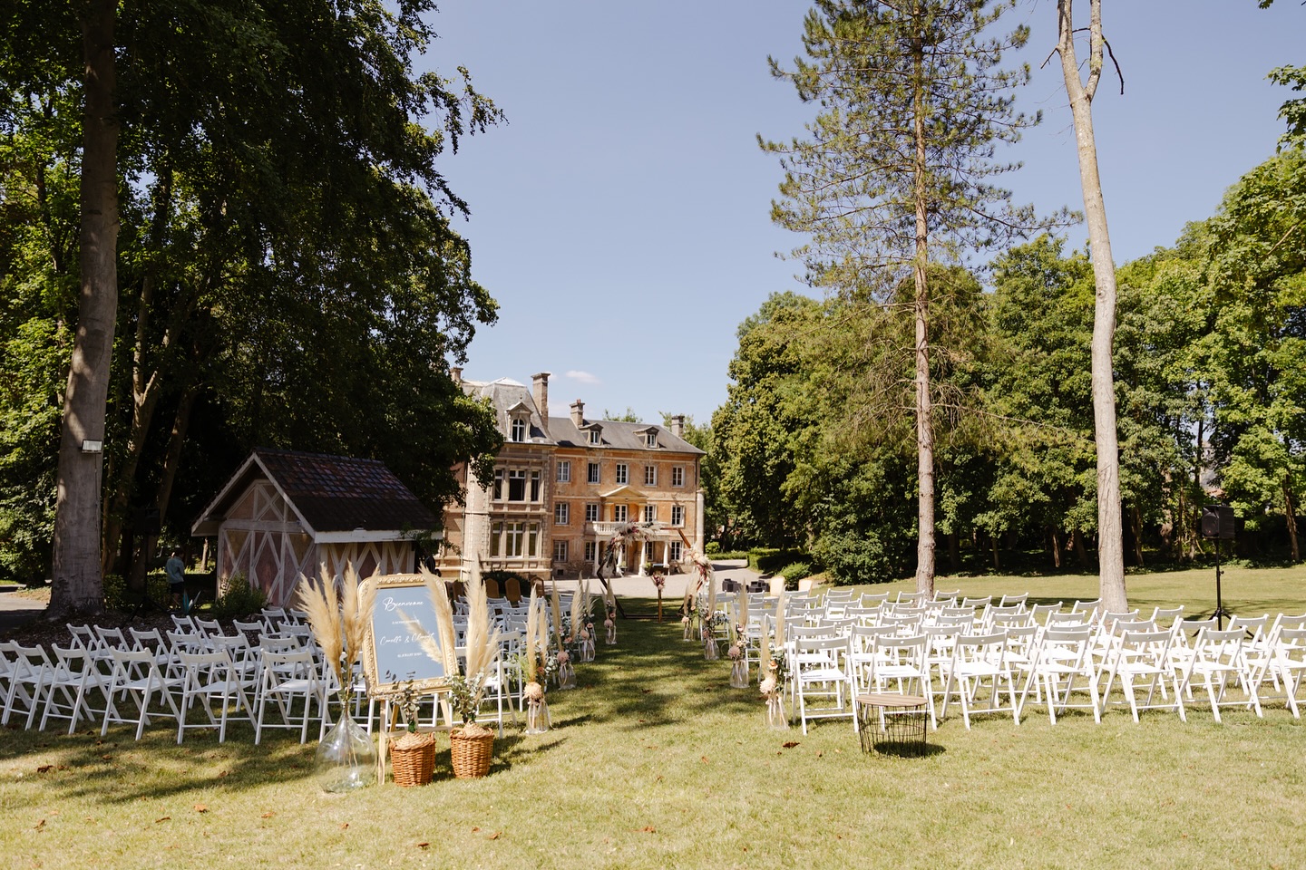 ✨ La cérémonie laïque : un moment unique et rempli d’émotions ✨
Se dire oui d’une manière qui vous ressemble, sans contrainte, avec des mots qui viennent du cœur… C’est toute la magie d’une cérémonie laïque. 💛
Un rituel à votre image, porté par vos valeurs, votre histoire et vos proches. Rires, larmes de joie, discours sincères… Chaque instant devient un souvenir inoubliable.
Pourquoi choisir une cérémonie laïque ?
💍 Une liberté totale : aucun cadre imposé, vous créez un moment unique, qui raconte votre amour.
💬 Des discours chargés d’émotions : vos proches peuvent prendre la parole, partager des souvenirs et célébrer votre union avec leurs mots.
🎶 Une ambiance qui vous ressemble : musique, rituels symboliques, promesses… Chaque détail reflète votre couple.
En tant que photographe, j’adore capturer ces instants forts, où l’amour et l’authenticité remplissent l’atmosphère. Ces regards échangés, ces mains qui se serrent, ces éclats de rire… Tout ce qui fait que votre cérémonie restera gravée à jamais. ✨
📷 Vous vous mariez bientôt ? Parlons-en ensemble !
———
#melanievauryphotographe#photographeoise#mariage2026#chateaudeflixecourt#ceremonielaique