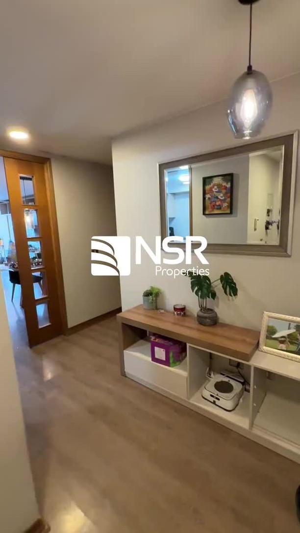 PLAZA LAS LILAS, HERNANDO DE AGUIRRE, MARCEL DUHAUT
Descubre este exclusivo departamento en una ubicación privilegiada, con la categoría de Inmobiliaria Almagro, cercano a colegios (San Gabriel, San Ignacio, Coyancura, San Juan), además de malls, supermercados y stripcenters.
CARACTERÍSTICAS DEL DEPARTAMENTO:
• Ingreso a amplio hall de recepción.
• Living-comedor con salida a terraza.
• Dormitorio principal en suite con sector de closets y baño con luz natural. Terraza privada
• Dos dormitorios con closets.
• Cocina totalmente amoblada con comedor de diario.
• Logia.
• Calefacción por losa radiante y agua caliente central.
• Ventanas de termopanel.
• Pisos fotolaminados, malla de protección en ventanas y terrazas.
• Dos estacionamientos en tándem y bodega subterráneos.
• Edificio año 2012.
ÁREAS COMUNES DE PRIMER NIVEL:
• Piscina.
• Áreas verdes.
• Sala de eventos.
• Gimnasio.
• Quincho con parrilla.
• Estacionamientos de visitas.
OTROS DATOS:
• 107 m2 útiles + 15 m2 terrazas
• Gastos comunes: $293.000
• Contribuciones: $302.000
¡No dejes pasar esta oportunidad de vivir en un entorno seguro, cómodo y con todas las comodidades para tu familia!
Disfruta el vídeo y contáctanos para coordinar una visita y conocer esta magnífica propiedad!
CONTACTO: Cinthia García +569 5879 4057
cinthia.garcia@nsr-properties.com