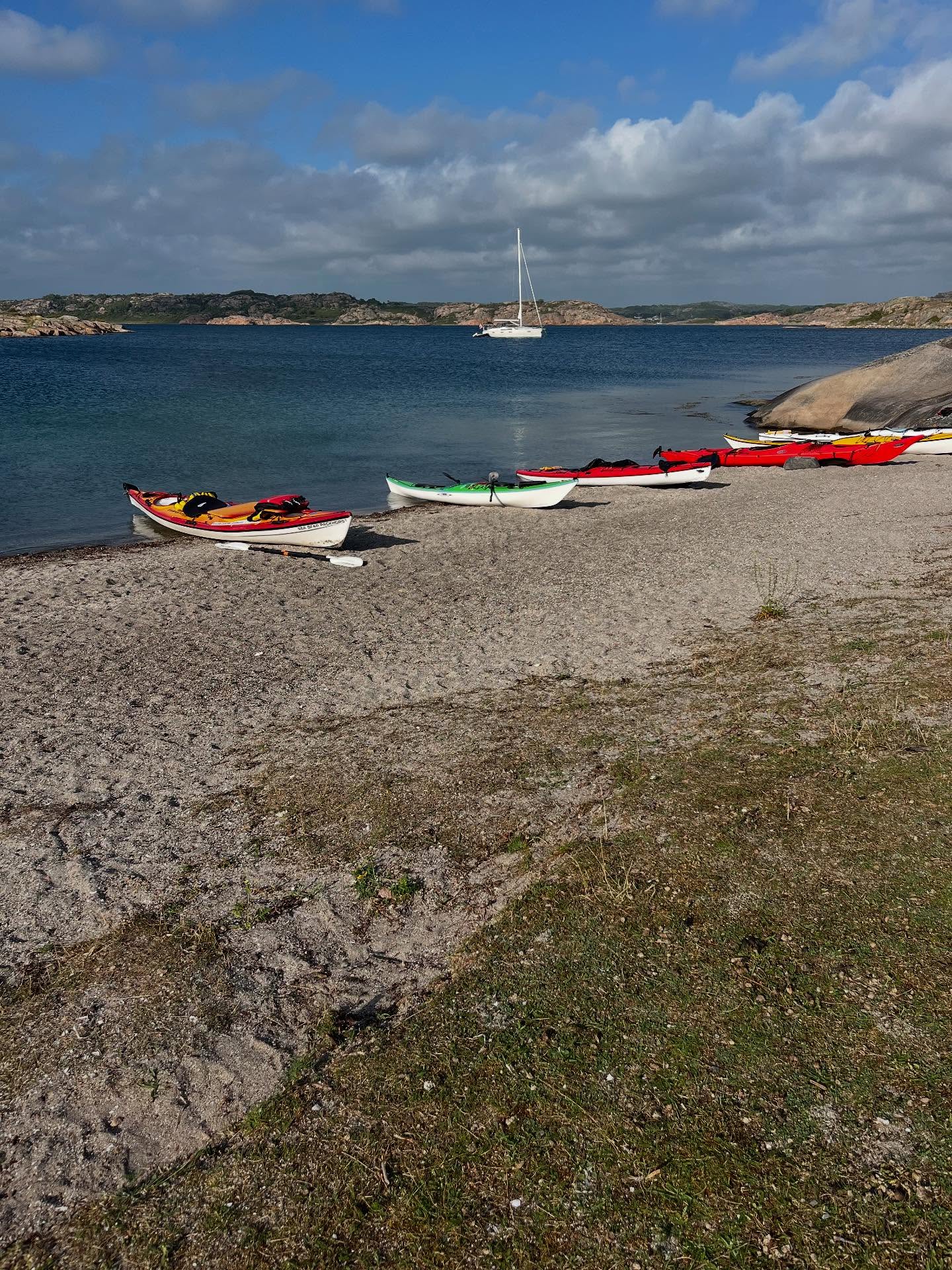 Skärgården är tyst och helt underbart under sensommaren! Följ med på ”Skärgårdsturen” som är en guidad heldagstur och vi serverar en en lyxig lunch. Platser kvar nu på lördag 6/9-boka nu:https://www.nautopp.com/heldagstur-i-grebbestad
The silence in the archipelago during late summer is just amazing! Joun us on the ”Archipelago tour” a guided day trip including lunch this Saturday 6’th of September.
Book today: https://www.nautopp.com/heldagstur-i-grebbestad