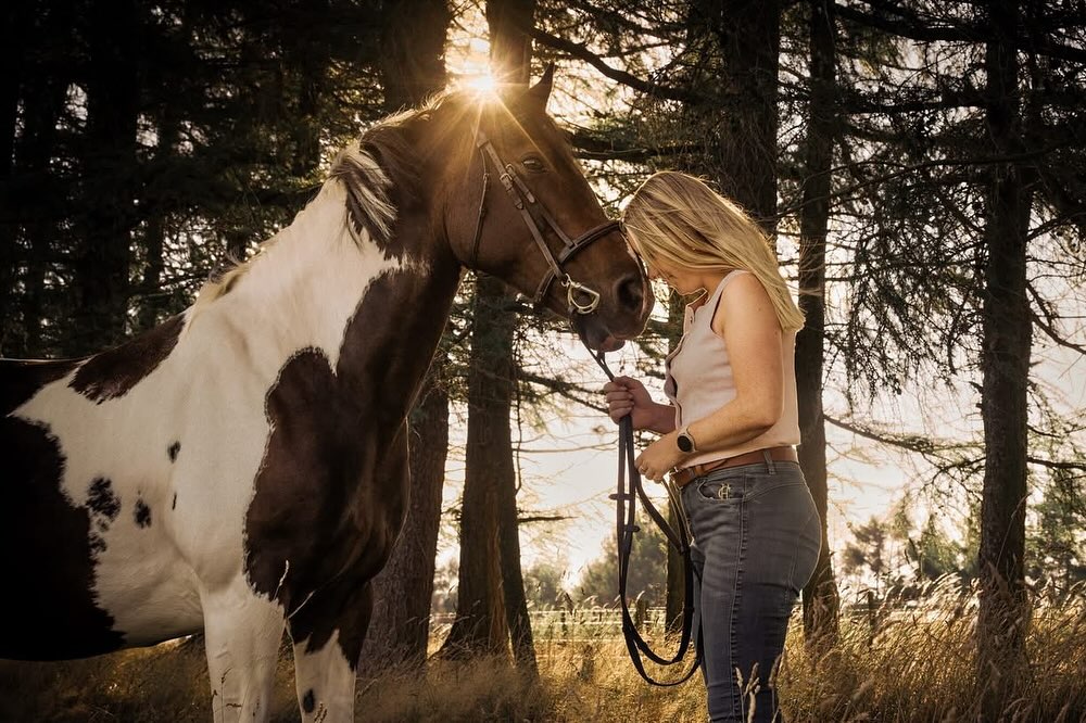 Helen + Coco + one golden evening
Helen: posed like she’d been doing this all her life.
Coco: absolute professional, nailed the ears, nailed the stare.
Faye: sugar cube rattler / ear whisperer / head of horse security.
Sunny skies, country vibes, and plenty of laughs behind the scenes — proof that the best shots aren’t just about who’s in front of the lens, but also the chaos happening just out of frame.
#BirthdayPhotoshoot #HorseAndHuman #GoldenHourDoneRight #pinkponyclub #equineadventures #ponyphotoshoot #horsephotography #countryasthetics #countryandwestern #girlandherpony