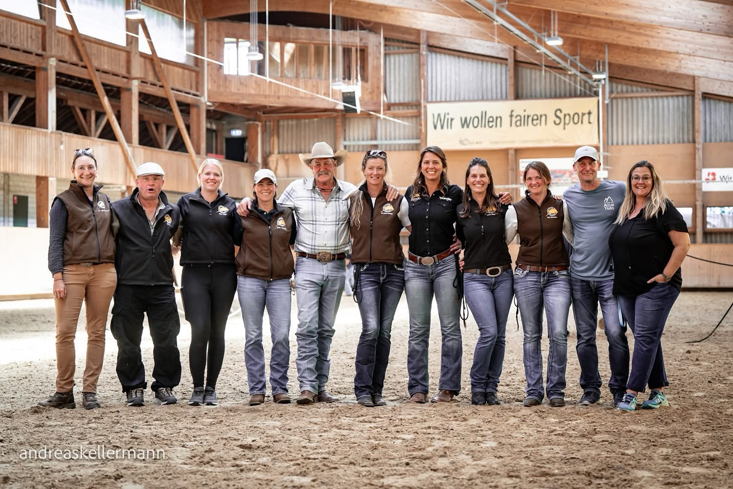 Doing the live translation for the masterclass with @patparelli was a great learning challenge for me. I didn’t know what I agreed to help out with when @parelli_team_schweiz asked around for spontaneous help when their simultaneous interpreter couldn’t come to the event. If I had known how hard it is I would have probably said no, but as I often do I said yes without spending much time thinking before - and I’m glad I did. It felt like spending two full days inside of @patparelli’s brain, focusing on every sentence he said and trying my best to interpret it instantly while not loosing track of the stories he was telling. It was challenging and that’s why I learned a lot from it, I even had a some moments of understanding what it can feel like when you listen and translate simultaneously in a flow.