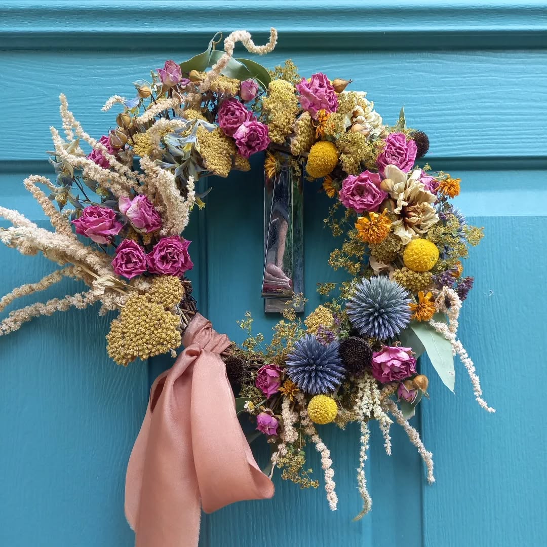 Using up some dried bits to make a pretty petite door wreath for these remaining summer days....🌿
#driedwreath #everlastingflowers #driedflowers #wreath #carshalton #carshaltonbeeches
