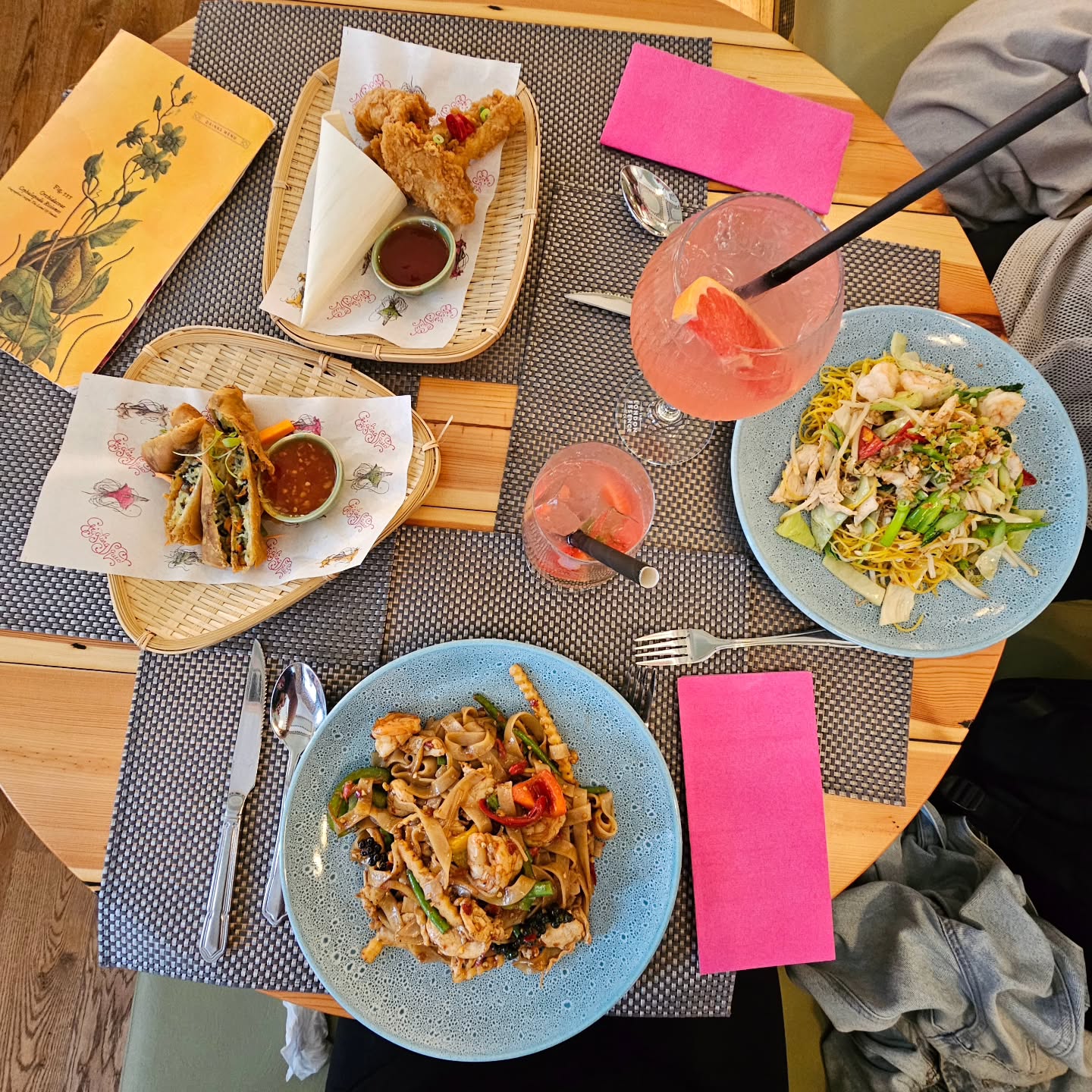 Had a very busy, but relaxing few weeks in August 😌🚎📚🥙🌯🥳
1. Finally visited @gigglingsquid (Leeds)
2. Thoroughly enjoyed reading Life After Downing Street (@expremiers)
3 & 4. A quick snack at @manjitskitchenuk
5. Housewarming
6. Visited Coals Yard (London) with @phdwithtom & @rebeccahu7
7 and 8. Went to @madametussauds (London) and seen one of 13 Taylor Swift wax works
9. Popped by to see the dedication to my favourite detective 🕵️♂️
10. Appreciation for the pizza and wedges
11 to 18. *finally* sorted out my denim jacket for @coldplay (ahhh), queued for about 6 hours, secured barricade (again ahhh!)
19 & 20. Watched @101dalmatiansuk / met @astonmerrygold after the show