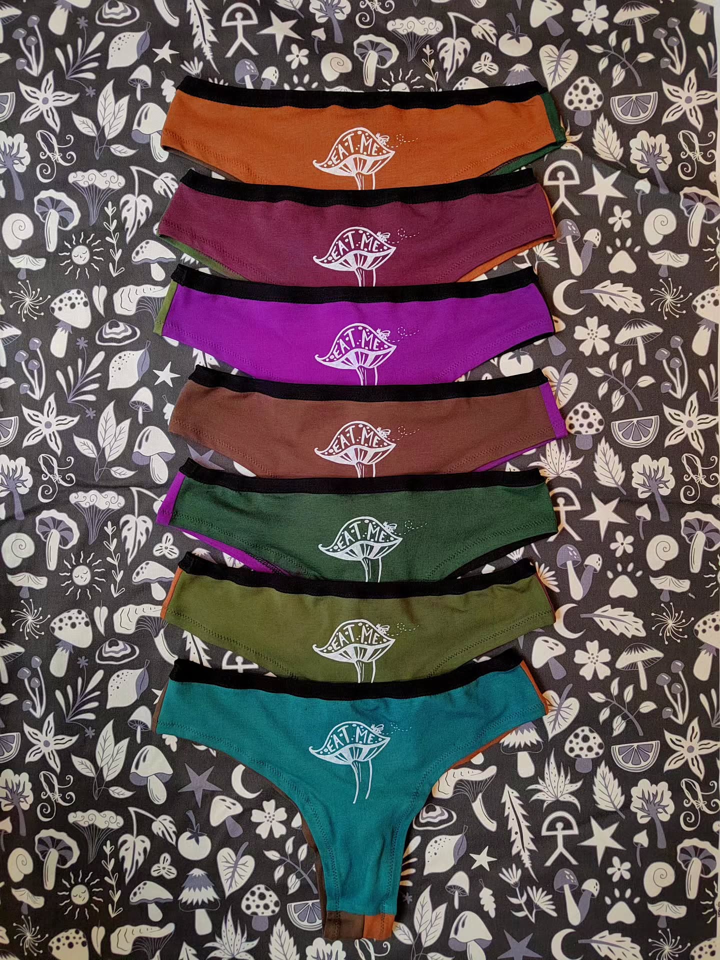 it will never matter how many pairs of these i make, for it will never be enough 🤣 there's probably over a thousand of these out in the world by now
helping your sex life since 2020 ❤️
organic hemp/cotton eat me patchwork pants
www.houseofbeanco.com
#illustration #hempclothing #sustainableclothing #handmade #madetoorder #smallbusiness #screenprint #mushrooms #eatmepants