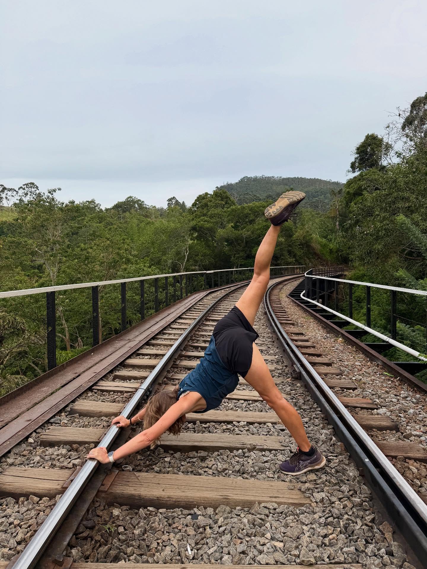 “The pause between summer and autumn is nostalgia with a sharp edge.
Let the memories come.
Give them to the ecstatic earth,
now beginning to deepen and turn.”
@victoriaericksonwriter
August 🌻to September 🍁in the blink of an eye.
An August creating memories travelling around Sri Lanka.
.Train journeys
.Exploring the culture
.Wandering around markets and enjoying the delicious food
.Marvelling at the wildlife, tea plantations, waterfalls, beaches….I could go on and on.
Letting the memories linger.
Not rushing.
Taking my lead from nature as we start to surrender to a new rhythm. 🍂
I’m ready for September and all that Autumn brings. Are you? 🍁
@suzyreading @libbystevenson.wellbeing @laurenupsidedownorsideways
This week has been filled with back to school, safeguarding training ( I teach yoga to sixth formers), yoga therapy clients and stepping around puddles. 🥴 Less scrolling and more human to human interaction.
.Who we choose to spend our time with?
.What we might like to let go of?
Both themes we explore in yoga therapy and in a more general sense are perfect for this time of year.
As in life we can apply these to our yoga practice.
Something to mull on as we step mindfully towards a new season.
🧘♀️ see you on the mat
#yogaadventures #myyogalife #yogaeverywhereigo #yogaforanyone #yogatherapist #lettinggo #londonyogateacher #movementmedicine #yogatravel
