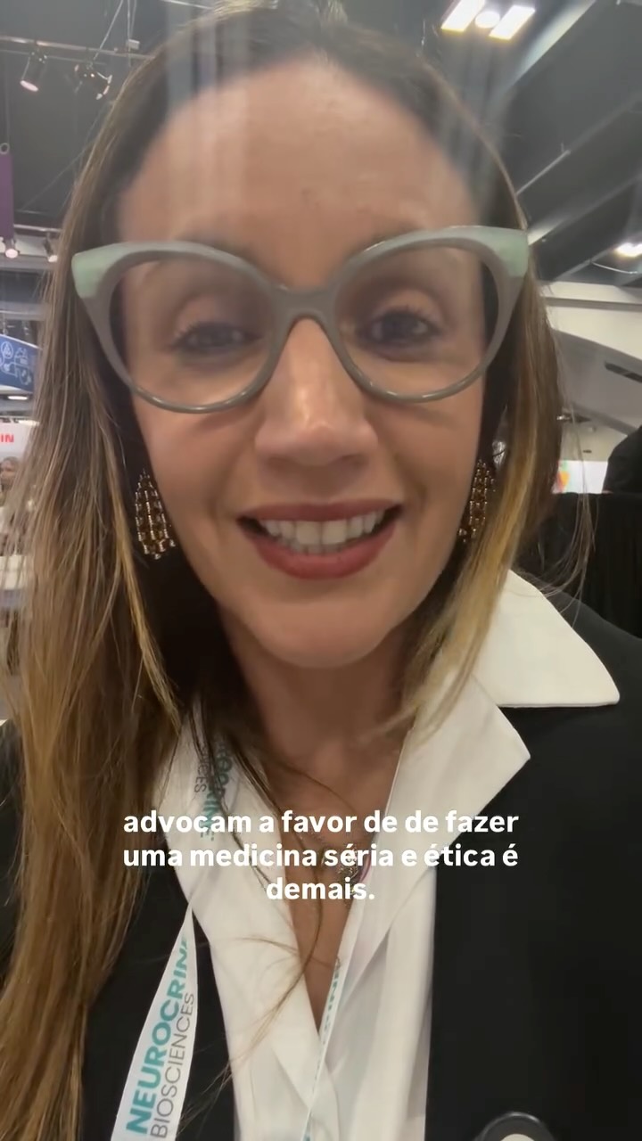 Falta de menstruação não é normal!
⠀
A amenorreia — ausência de menstruação — pode parecer “conveniente” para algumas mulheres, mas é um sinal de alerta que o corpo está dando.
⠀
Recentemente, atendi uma paciente atleta, com baixo peso e alimentação insuficiente para o que gastava. Ela parou de menstruar há meses.
⠀
Tive a chance de participar da discussão de um caso semelhante no Meet the Professor, um encontro com grandes especialistas em endocrinologia aqui no congresso Americano de endocrinologia. E a mensagem é clara: a menstruação é um sinal vital da saúde da mulher.
⠀
Nesse caso, a amenorreia custou à paciente sua massa óssea — ela desenvolveu baixa massa óssea precoce.
⠀
🚨 Se você ou alguém que você conhece está sem menstruar, principalmente se treina muito ou tem baixo peso, procure um endocrinologista.
⠀
📌 Investigar cedo pode evitar consequências graves no futuro.
⠀
#Amenorreia #SaúdeDaMulher #Endocrinologia #AtletaFeminina #CicloMenstrual #MassaÓssea #SaúdeFeminina #DraBiancaParaguassu #MedicinaBaseadaEmEvidências