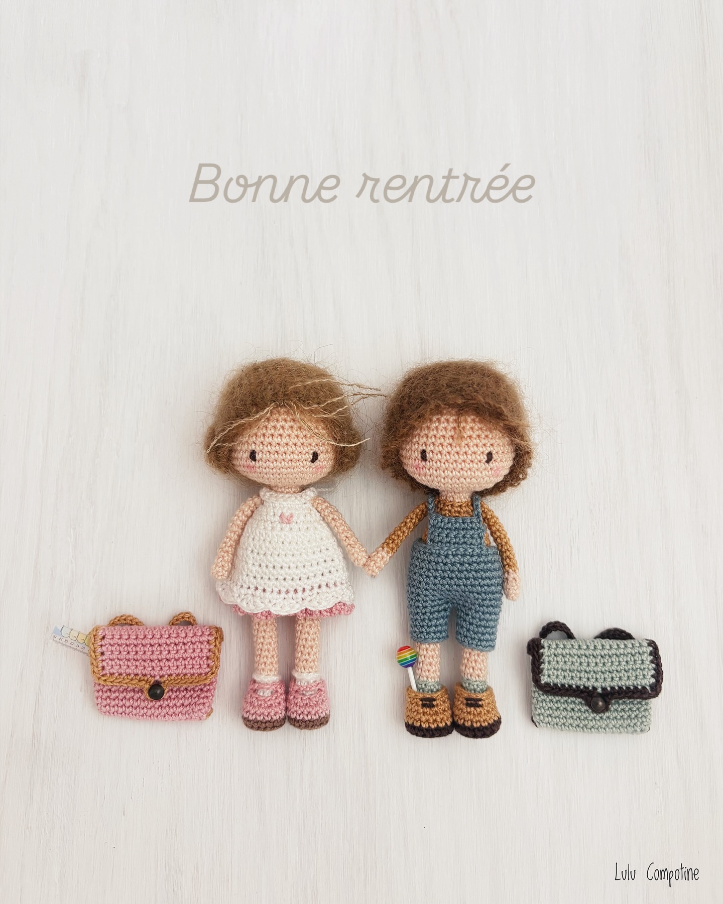 Bonne rentrée à tous les p’tits loups (et les grands aussi !)✏️📔🍭💼
C’est main dans la main que Madeleine et Marcelin ont repris le chemin de l’école ce matin… Une petite douceur réconfortante glissée dans la socquette en clin d’œil à @les_loulous_de_guibo
✔️Retrouvez les tutoriels de Madeleine et Marcelin en micro crochet dans ma boutique Etsy ou les kits complets dans la mercerie en ligne de @mariecerisecreations
#rentreedesclasses #cestlarentrée #poupée #poupeecrochet #crochet #crochetdoll #backtoschool #crochetpattern #tutocrochet #lespoupeesdelulu #lulucompotine #häkelpuppe #muñecostejidos