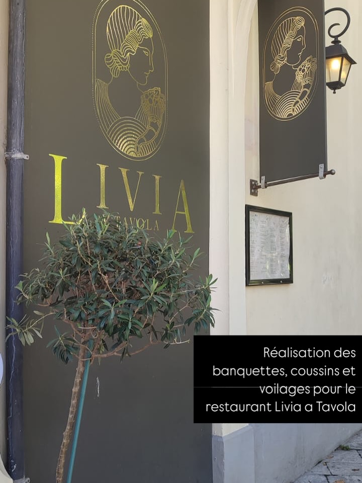 Nous avons récemment réalisé les banquettes avec leurs coussins ainsi que les voilages du restaurant @livia.atavola, place d’Assas à Nîmes. Miam 😋
🇮🇹🇮🇹🇮🇹🇮🇹🇮🇹🇮🇹🇮🇹🇮🇹🇮🇹🇮🇹🇮🇹🇮🇹🇮🇹🇮🇹🇮🇹
Tissu rayé @jabanstoetz Pimlico pour les dossiers et Piccadilly pour les coussins.
Finition passepoil rouge @samuelandsons.
Tissu @casaltissus Gambetta aqua clean et non feu pour les assises.