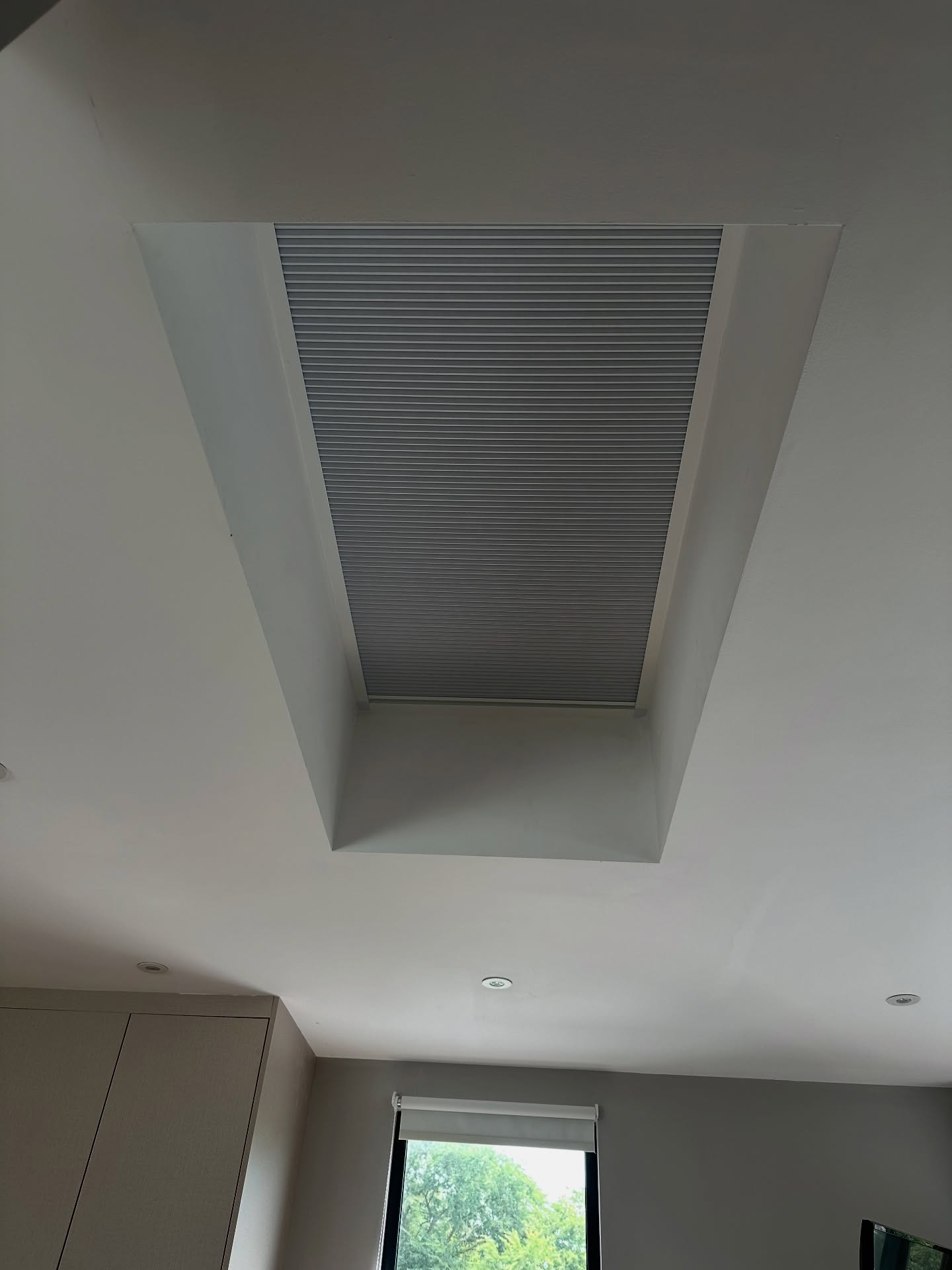 🌌✨ Say hello to serene nights and stylish skylights! Just installed this Perfect Fit Honeycomb Night Shade Blind on a roof skylight — manually operated with a pole for effortless control, even in hard-to-reach spots 🙌
The honeycomb fabric works overtime:
🔹 Thermal insulation for year-round comfort
🔹 Blackout effect for undisturbed sleep
🔹 Energy efficiency that looks good too
🔹 No drill, no fuss — just a flawless fit
Designed to blend seamlessly into modern interiors while keeping the light exactly where you want it 🌙
#SkylightBlinds #PerfectFitBlinds #HoneycombFabric #BlackoutBlinds #RoofWindowStyle #NightShadeBlinds #ManualBlinds #PoleOperatedBlinds #ThermalBlinds #EnergyEfficientLiving #InteriorDesign #WindowInspo #BlindsOfInstagram #ModernHome #StylishWindows #light