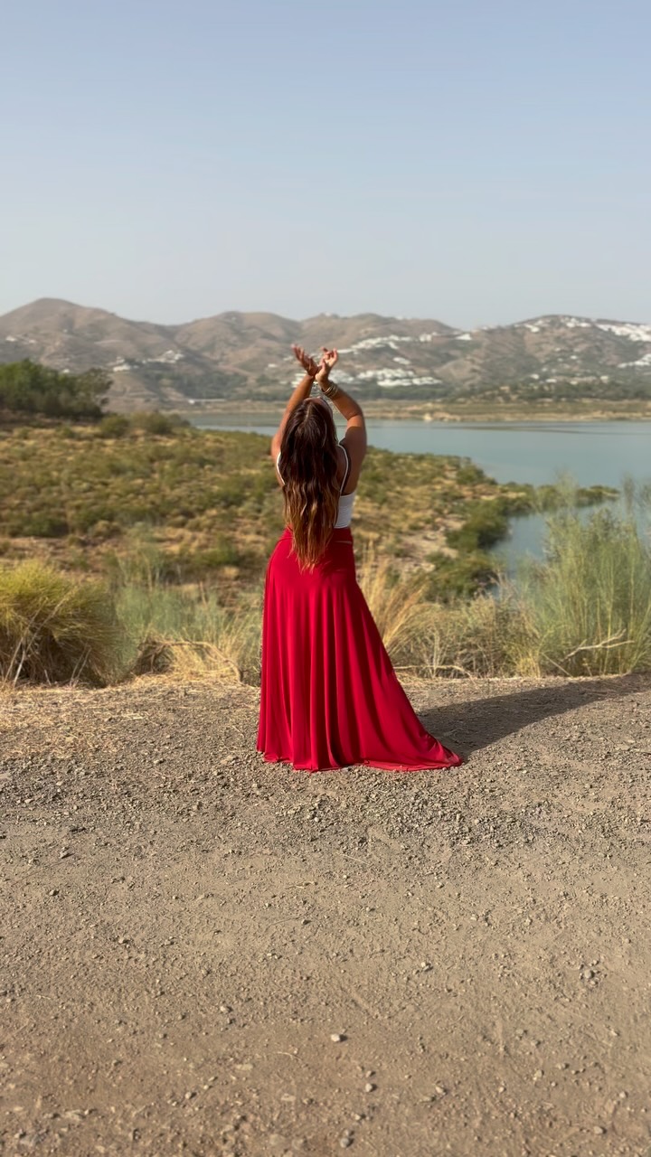 (Español👇🏼)Him: Can you dance a song for me?
Me: Of course, play it on! 🎶
The moment I heard the song, I felt rooted in the earth—like a seed finding its way to the light, finally blooming. I didn’t know the music, but it’s called The Nature of Daylight, and it inspired me to surrender fully: to feel, to connect with my heart and body, to express.
So often we dance from the mind—thinking of steps, technique, “am I doing it right?”… but when we dance from the heart, there is no right or wrong.
Two dancers may move to the same song and express completely differently.
That’s the magic. That’s what I teach.
Technique gives you the words, but your essence gives you the voice. Dance then becomes more than discipline—it becomes art, joy, medicine, and freedom.
If you want to bloom with me and learn to dance from your inner essence:
✨ Join my Belly Dance Essentials Online Course – dance anytime, anywhere (link in bio).
✨ Or in person in Fuengirola (Málaga) from Sept 18,
Thursdays at 11h (Spanish class) & English class at 9.45am.
——
Él: ¿Puedes bailar una canción para mí?
Yo: ¡Claro, ponla! 🎶
Al escucharla, me sentí raíz en la tierra—una semilla buscando la luz, floreciendo al fin. No conocía la música, pero se llama ‘The Nature of Daylight’ y eso me inspiró exactamente. A rendirme por completo: sentir, conectar con mi corazón y mi cuerpo, y expresarme desde ahí.
Muchas veces bailamos desde la mente—pensando en pasos, en la técnica, en “¿lo hago bien?”… Pero cuando bailamos desde el corazón, no existe lo correcto o incorrecto.
Dos bailarinas pueden danzar la misma canción y expresarse de formas muy distintas. Esa es la magia. Eso es lo que enseño.
La técnica te da las palabras, pero tu esencia te da la voz. Entonces la danza deja de ser solo disciplina y se convierte en arte, alegría, medicina y libertad.
Si quieres florecer conmigo:
✨ Únete a mi curso online Belly Dance Essentials en inglés – baila cuando y donde quieras (link en bio).
✨ O vente a mis clases presenciales, en Fuengirola (Málaga)⭐️Empezamos el 18 de septiembre a las 9:45 h clase en inglés y a las 11h en español.
#bellydance #danzaoriental #danzafusion #danzadelvientre #fuengirola