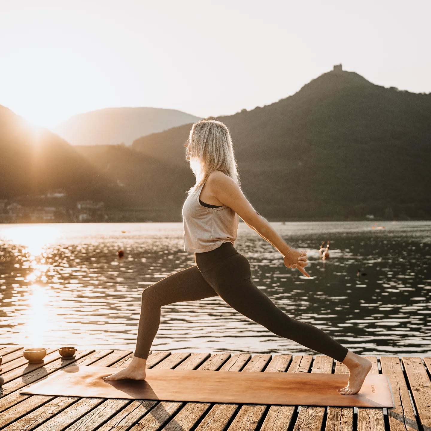 Yoga im Herbst – deine Auszeit im Wandel der Natur ✨🍂
Der Herbst ist die Zeit des Loslassens – die Bäume zeigen uns, wie schön es sein kann, Ballast abzugeben und zur Ruhe zu kommen.
Gerade jetzt tut Yoga besonders gut:
🔆 Du stärkst dein Immunsystem und bereitest dich auf die kalte Jahreszeit vor
🔆 Du findest Ruhe und Erdung inmitten von Veränderung
🔆Du tankst neue Energie und Klarheit, wenn draußen die Tage kürzer werden
🔆 Du schaffst dir Momente der Stille – nur für dich
Meine Yogakurse im Herbst sind eine Einladung, innezuhalten, Kraft zu sammeln und dich auf allen Ebenen zu stärken.
Egal, ob du AnfängerIn oder erfahren bist: du bist herzlich willkommen. 🧡
👉 Melde dich jetzt für meinen Herbstkurs an und schenke dir wöchentliche Auszeiten voller Achtsamkeit, Wärme und neuer Energie. ✨
🍂 Dein Platz auf der Matte wartet auf dich.
#reliefandflow #relief #flow #yoga #yogaimherbst #innehalten #zeitfürdich #zeitfürentspannung
