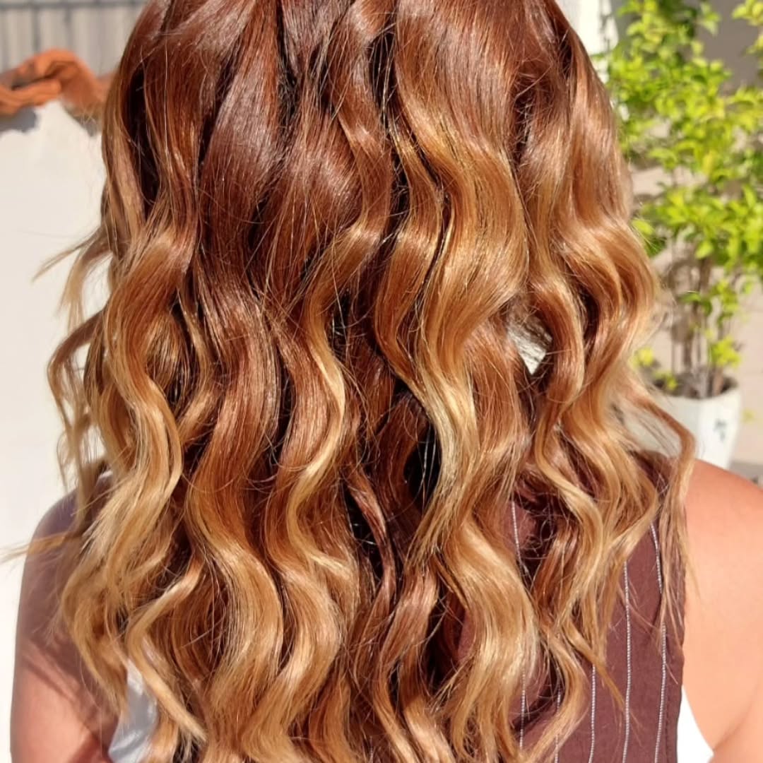 💯ANCHE UNA SEMPLICE PIEGA CON PRODOTTI E ATTREZZATURE GIUSTE, PUÒ CAMBIARE IL TUO UMORE
✨ Quando tecnologia e prodotti giusti si incontrano, nascono le onde perfette.
Con le nostre styler GHD di ultima generazione e i prodotti TricovitaLab, ogni piega è un piccolo capolavoro di lucentezza, morbidezza e durata.
Scegli la piega che valorizza la tua bellezza naturale. 💁♀️
Prenota ora la tua esperienza di styling esclusivo da Tricovita Parrucchieri!
#Tricovitaparrucchieri #PiegaOnde #TricovitaLab #OndeGHD #StylingProfessionale #CapelliDaSogno #ParrucchieriItalia #HairRoutine #BeautySalon #parrucchiericastelleone #iprimispecialistinelbenesseredeicapellisottiliediradati