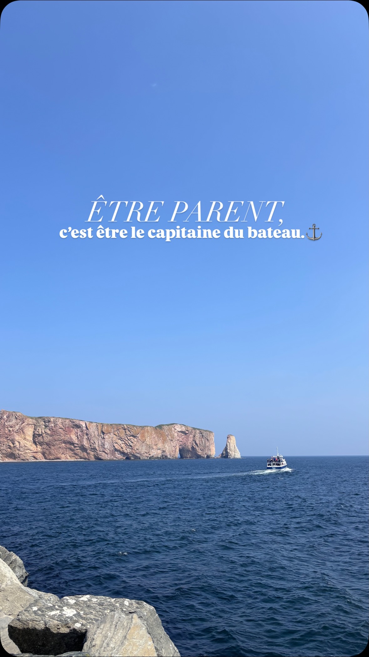 Être parent, c’est être le capitaine du bateau.⚓️
Ce rôle, c’est offrir à son enfant une direction claire et rassurante.
Quand le lien est solide, l’enfant peut voguer en confiance : il sait que son parent est là pour répondre à ses besoins et le guider, même quand la mer devient agitée. ⛵️