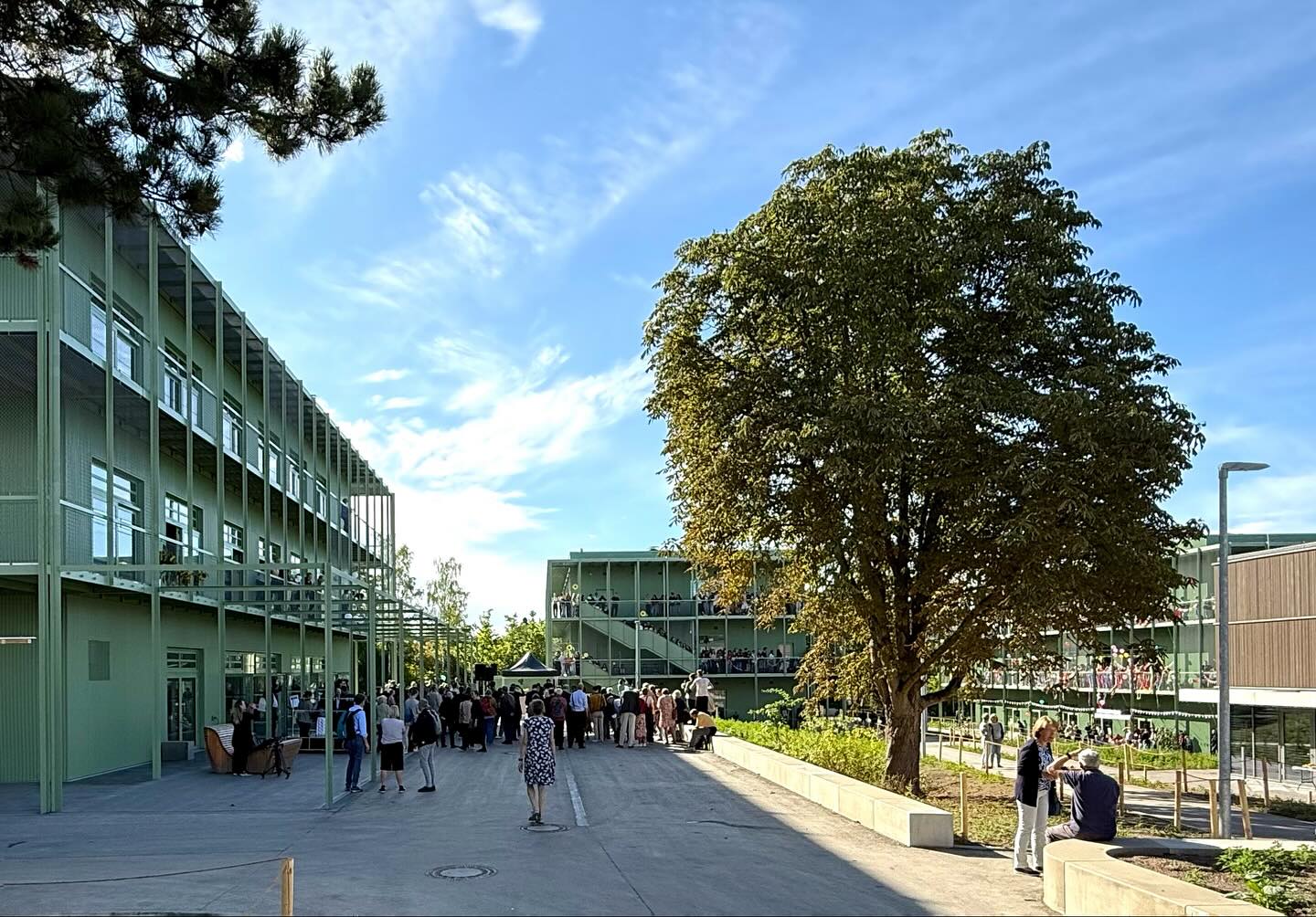 Heute wurde unser Schulbauprojekt in Weimar feierlich eröffnet. Es ist erstes realisiertes Schulbau Open Scource Projekt der Montag Stiftung und größtes Projekt der Internationalen Bauausstellung Thüringen, zudem Modellprojekt der Jenaplanschule Weimar unter Leitung von Ilka Drewke.
Herzlichen Glückwunsch an das Team unter Leitung von Raphaella Burhenne de Cayres und Projektleitung gemeinsam mit Niklas Menn. Danke auch an unsere Partner von #ernst2architekten für Ausschreibung und Bauleitung und #ibhausladen mit #eendres_81 für das haustechnische Konzept.
#montagstiftungjugendundgesellschaft #ibathüringen #ernst2architekten #jenaplan #jenaplanschuleweimar #schule #schuleneudenken #einfachbauen #grün #metallfassade #kalksandstein #schulbauopensource #campusschule #weimar #stadtweimar