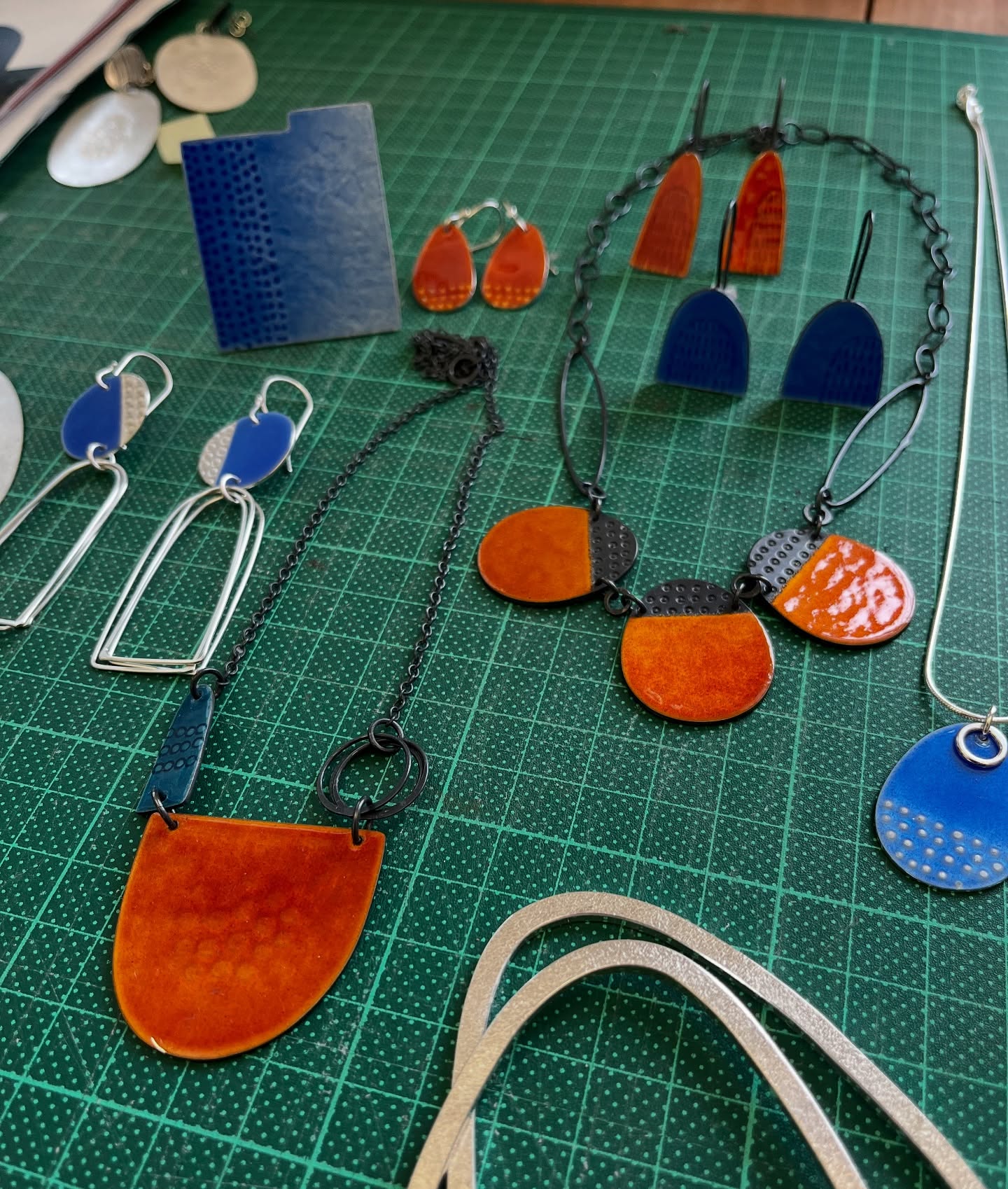 Back in the studio today cleaning up after a busy summer of making and dumping stuff after shows! Looking forward to lots of making this Autumn and planning pieces for shows and galleries ~ my next newsletter comes out soon ~ if you’d like to hear my news, sign up via link in bio.
First up is OPEN STUDIOS with @centralfifeartistscollective on 20 & 21 September where I’ll have my enamel and silver jewellery alongside my prints @ebbandflowprint on show 🧡