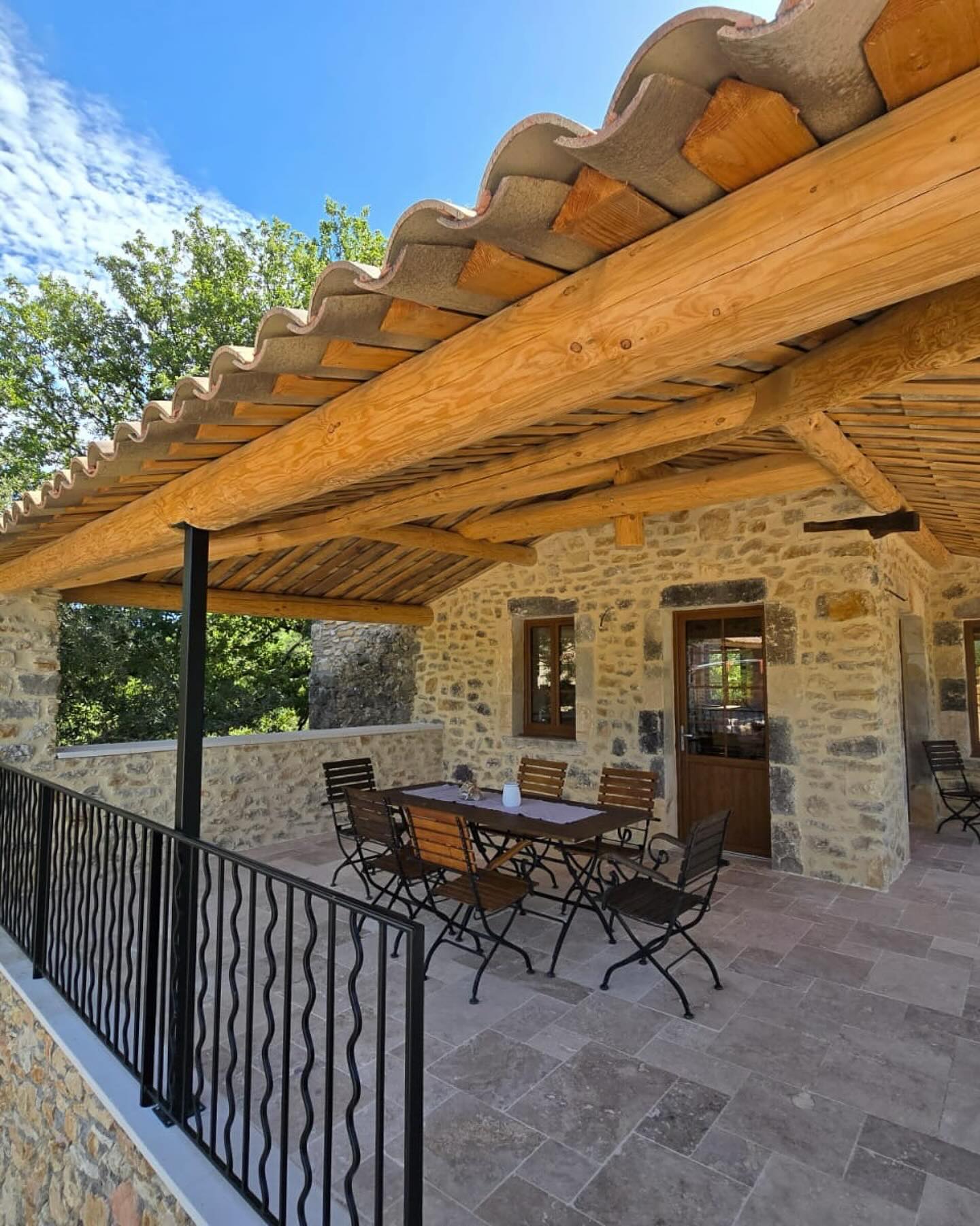 ✨ Ein neues Kapitel im Weiler Le Pèze!
Das erste Haus ist fertiggestellt – und ab Mai kannst du hier deine Ferien geniessen 🗝️.
Was dich erwartet:
🏡 Zwei grosszügige Doppelzimmer und ein weites Bad im Erdgeschoss
🔥 Eine herrlich grosse Küche mit Cheminée im Obergeschoss
🌅 Eine fantastische Aussichtsterrasse für lange Abende im Süden
Im Garten findest du romantische Plätze unter Eichen und Hängematten, die zum Verweilen einladen. Während das erste Haus bereits bereitsteht, entstehen noch zwei weitere – damit Le Pèze ab Mai seinen ganzen Charme entfalten kann.
👉 Sichere dir schon jetzt deine Ferien im neuen Le Pèze und sei unter den Ersten, die diesen besonderen Ort erleben.