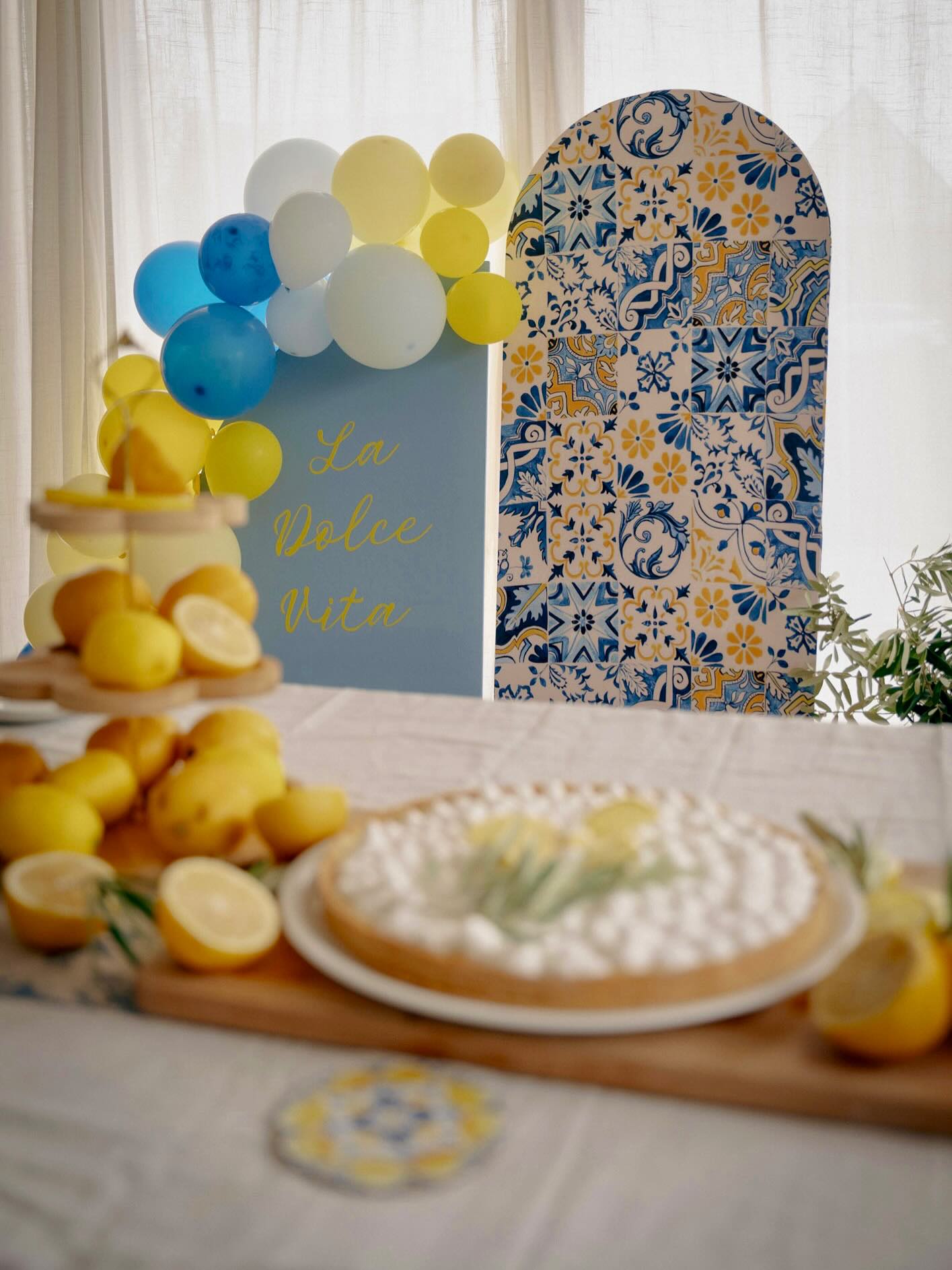 JALMA’Event ✨ Événement familial ✨
C’est enfin le week-end !
La rentrée est passée pour tout le monde et il est temps de continuer à vous faire découvrir les images du week-end dernier !
Qui dit Dolce Vita, dit citron 🍋 et pour couronner un repas sur le thème de l’Italie 🇮🇹 quoi de mieux qu’une délicieuse tarte citron meringuée ?
Si toi aussi tu as envie d’une jolie décoration pour tes moments en famille, n’hésite pas à m’envoyer un email a Jalmaevent@gmail.com
Bon weekend 🍋☀️✨
#jalmaevent #decoration #location #evenement #dolcevita #italianstyle #citron #citronnade #spritz #morbihan #bretagne #event #decorationevenementielle