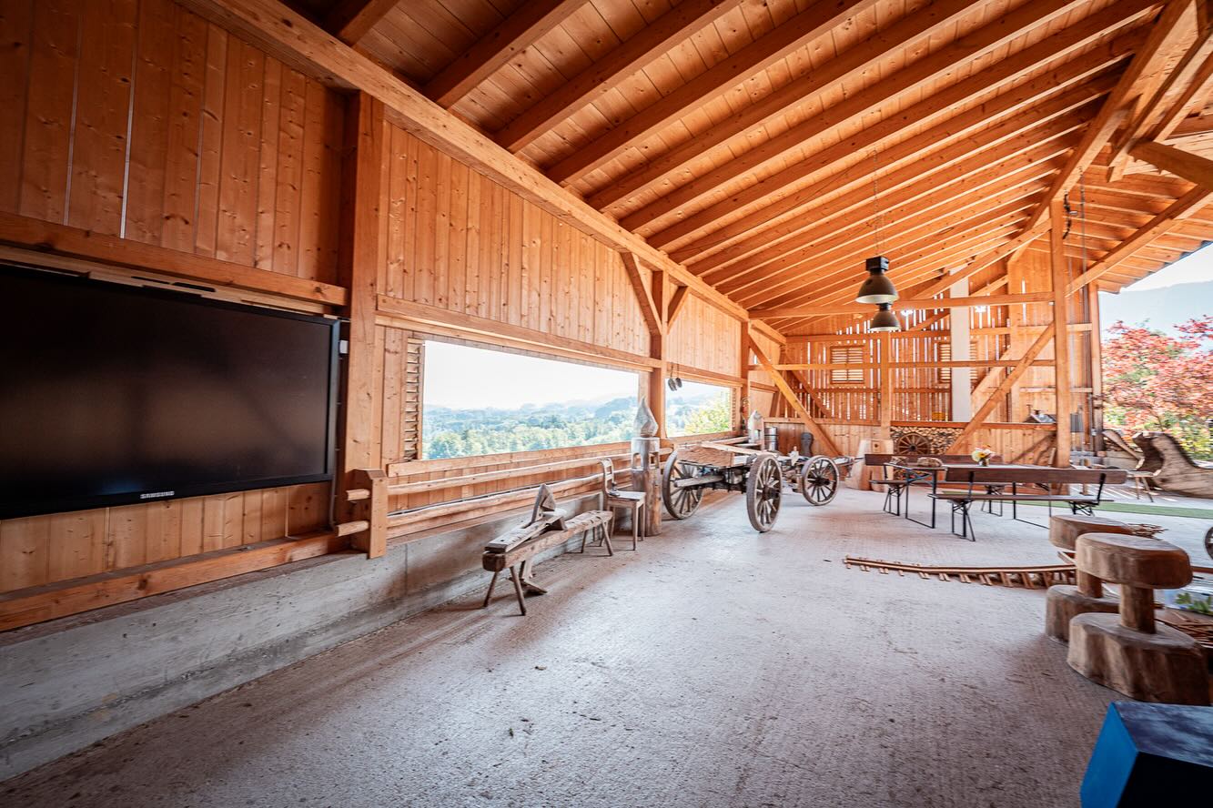Unsere Spielhalle lässt keine Ausreden bei Schlechtwetter zu…. 😉 Wenn die Fenster zu geschoben werden, ist sie Wind- und Wetterdicht - sodass sich eine Partie Tischtennis gespielt werden kann!
#spielhalle #fürgroßundklein #kinderparadies #schlechtwetterbeschäftigung #schönwetter #grillabend #urlaubaufdembauernhof #ferienwohnung #urlaubmitkindern #urlaub #ferien #chiemseealpenland #servussamerberg #samerberg #wanderhöfesamerberg #weissnhof_samerberg #weissnhof