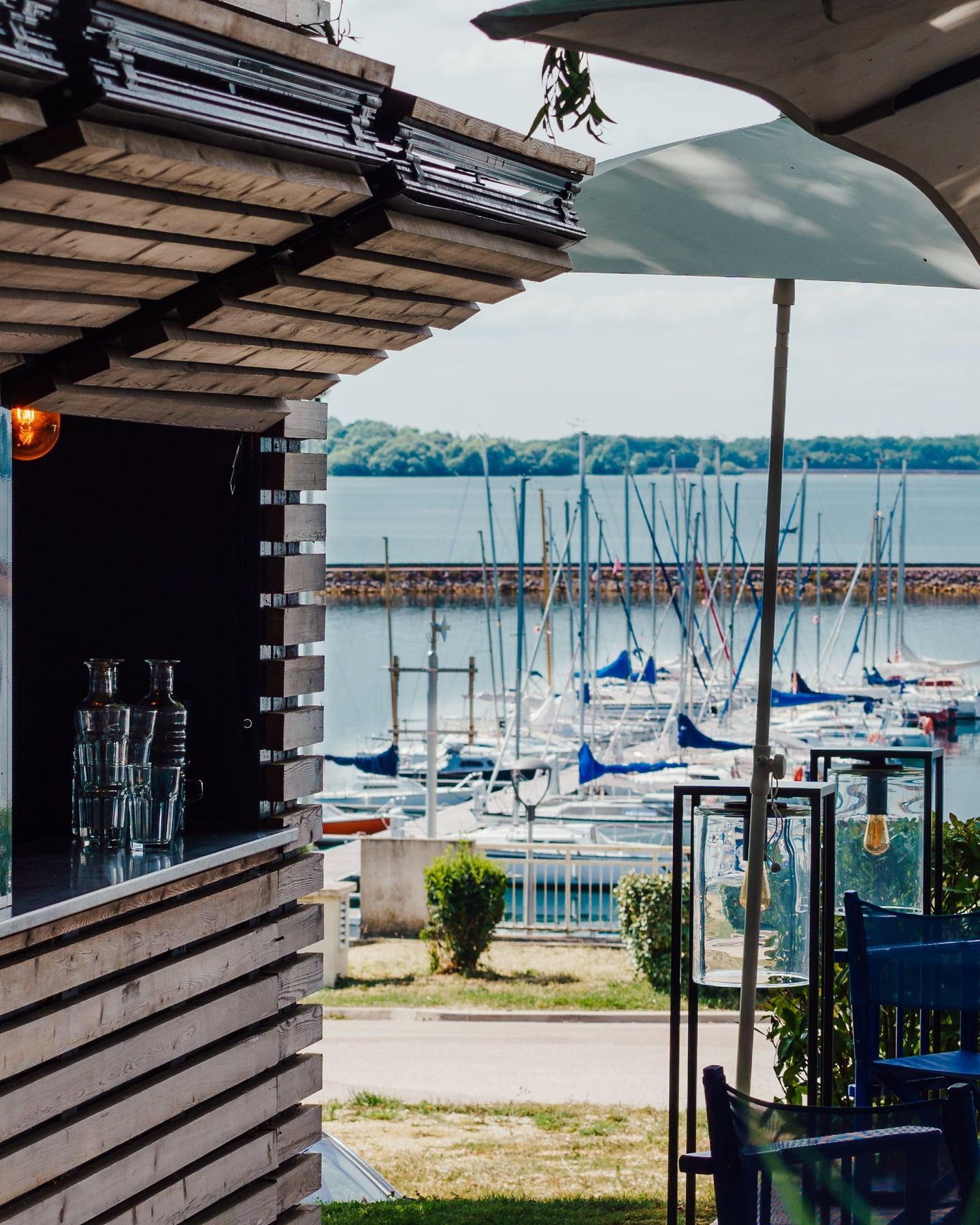 Un verre à la main, le lac à vos pieds, le soleil au-dessus : bienvenue sur la terrasse du Belvédère ☀️