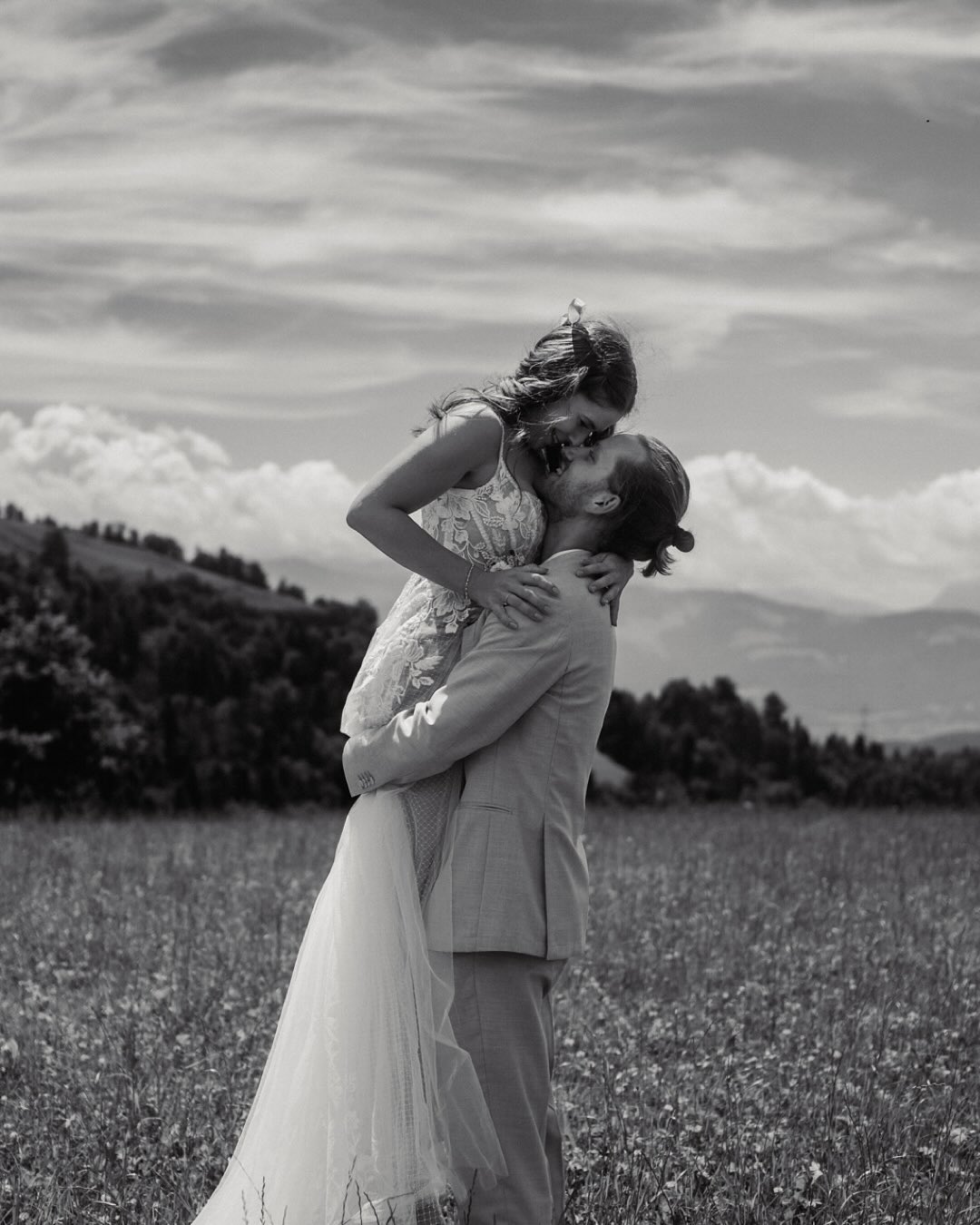 12 Stunden Hochzeit in max. 20 Slides zu packen – fast unmöglich. Am liebsten würde ich die ganze Galerie zeigen!
Heute gebe ich euch aber wenigstens einen kleinen Einblick in den wundervollen, heissen und einzigartigen Tag von Lisa & Yves. Die Freude am Leben, der Liebe und der Natur waren vom Morgen bis in die Nacht spürbar und ansteckend!
Lisa & Yves, ich danke euch von Herzen für euer Vertrauen, ihr seid echte Raketen und Herzensmenschen🚀🫶🏻!
Couple: @liisaww & @yvesar
Dress: @truesociety_zug
Suit: @suitsupply
Hair& Make-Up: @janna_blum
Flowers: @floralisa_blumen
DJr: @dj_shake_daniels
Location: Brustenegg-Hütte / Atzmännig
•
•
•
#schweizerhochzeit #hochzeitsreportage #schweizerhochzeitsfotograf #schweizerhochzeitsfotografin #hochzeitsbilder #hochzeitsfotos #heiraten2026 #heirateninderschweiz2025 #hochzeitsbilder #bridetobe2025 #heiraten2025 #weddingphotographer #weddingswitzerland #heirateninderschweiz #hochzeitsfotografin #swisswedding #swissweddingphotographer