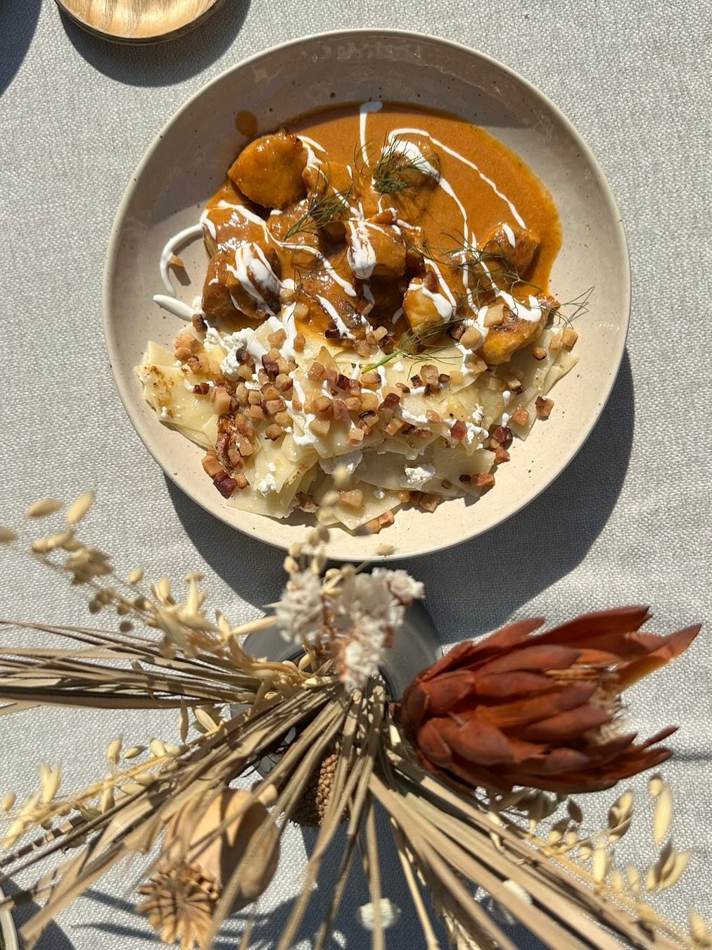 Heti ajánlat (2025.09.01.-2025.09.07.) 
Csülkös babaleves
Kukorica krémleves kecskesajttal zöld fűszerekkel 
Harcsapaprikás túrós csuszával
Muszaka
Grillezett római saláta citrus morzsával szardellával
Ropogós rizs saláta tofuval