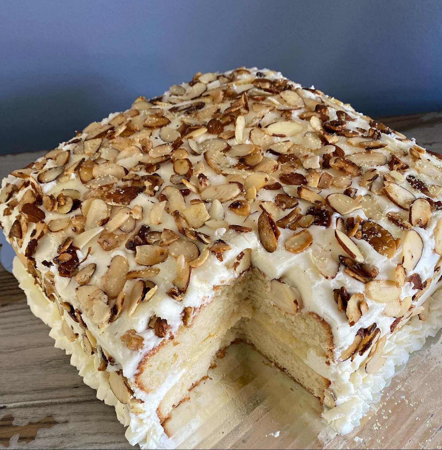 Paying homage to one of the greatest cakes of all time: Burnt Almond Torte 🙌🏻🙏 from Prantl’s Bakery, Pittsburgh, PA. After researching and collecting data, aka eating numerous samples, over the years, I have created my version. The cake layers are light and almond scented, the creamy, almond custard not too sweet, and the vanilla, almond buttercream is coated in the toasted, sugary, crunchy almonds 🤤 recipe coming soon to the site.